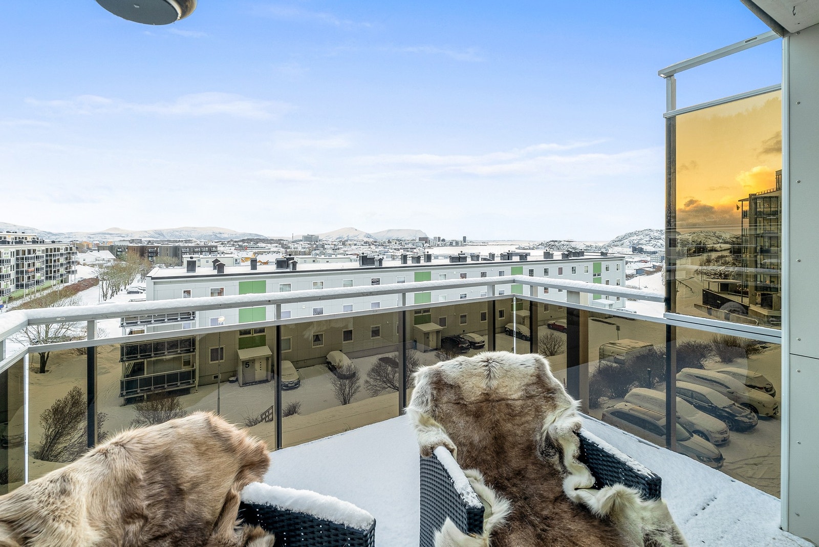 Romslig balkong med gode lys- og solforhold. Galleribilde