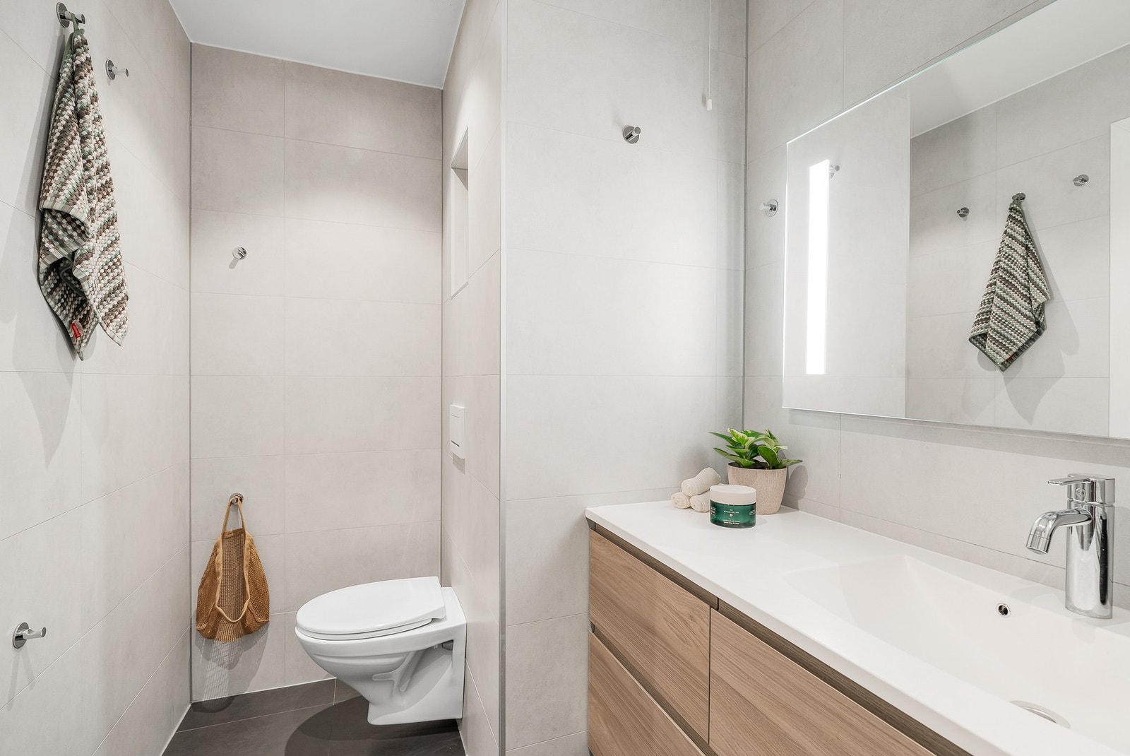 Vegghengt toalett på badet. Galleribilde