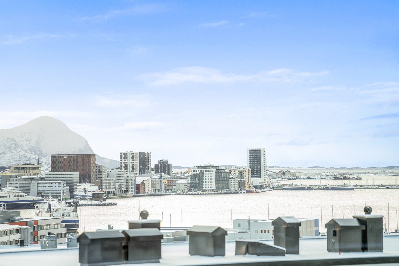 Utsikt fra balkongen mot bla. Bodø havn. Galleribilde