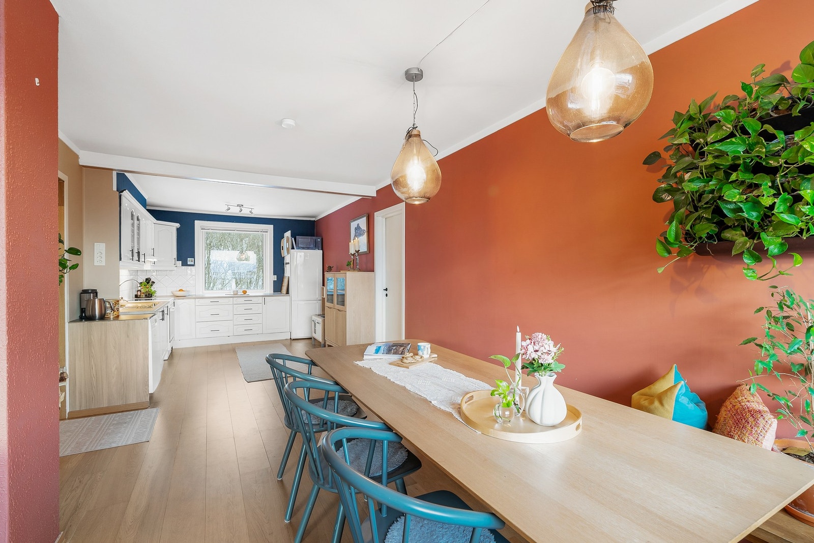 Spisestuen ligger i tilknytning kjøkkenet. Galleribilde