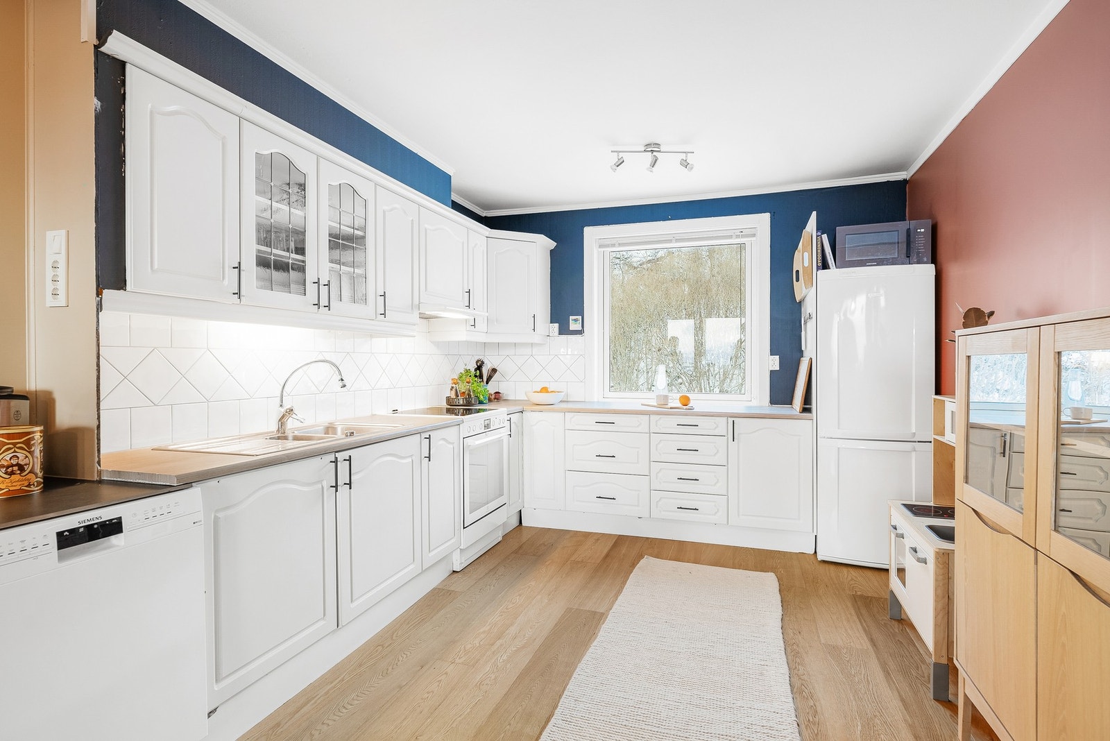 Lyst og romslig kjøkken, godt utbygget med skap og benkeplass. Stort vindu på kjøkkenet. Galleribilde