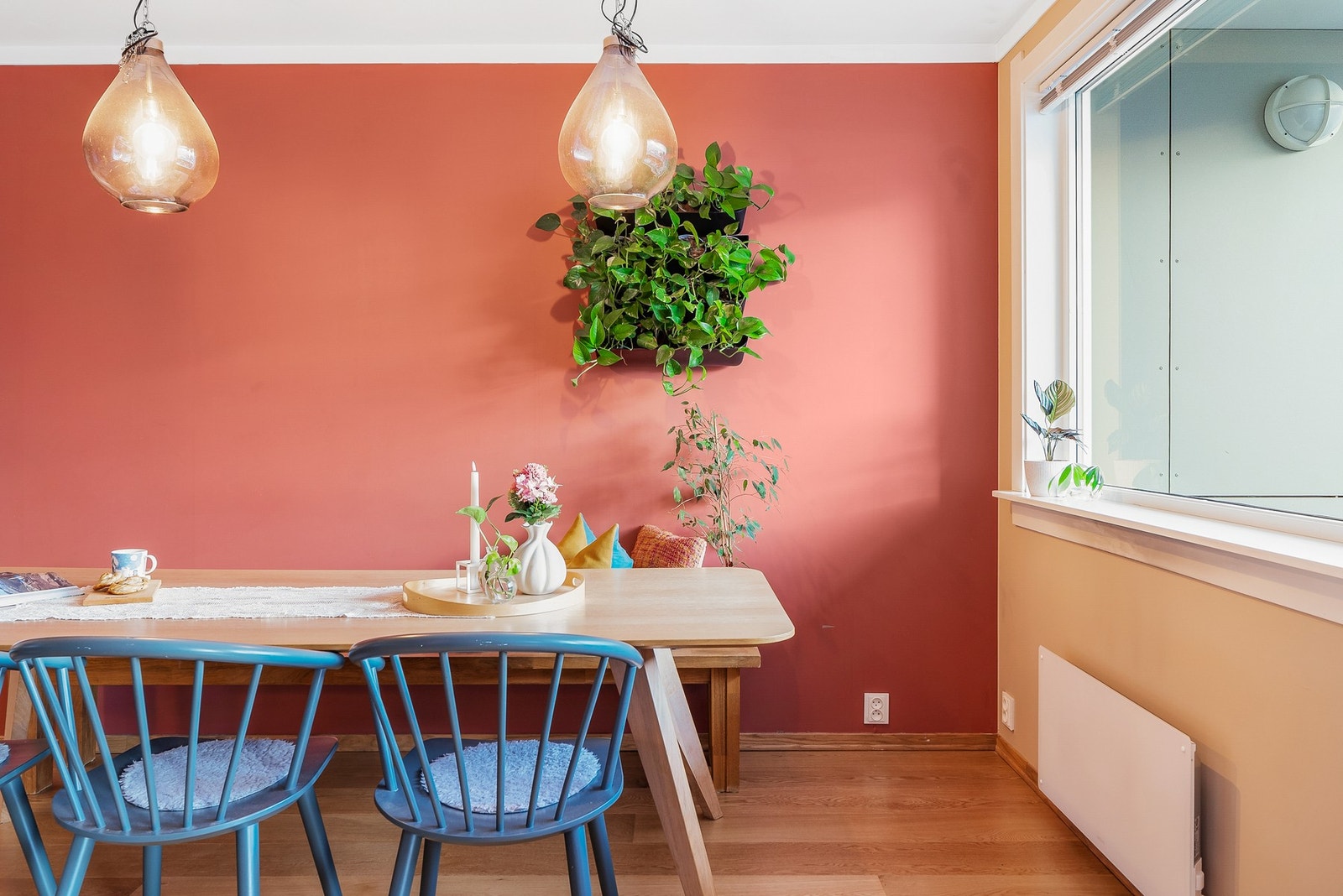 Store vinduer i leiligheten gir godt med lys inn. Galleribilde