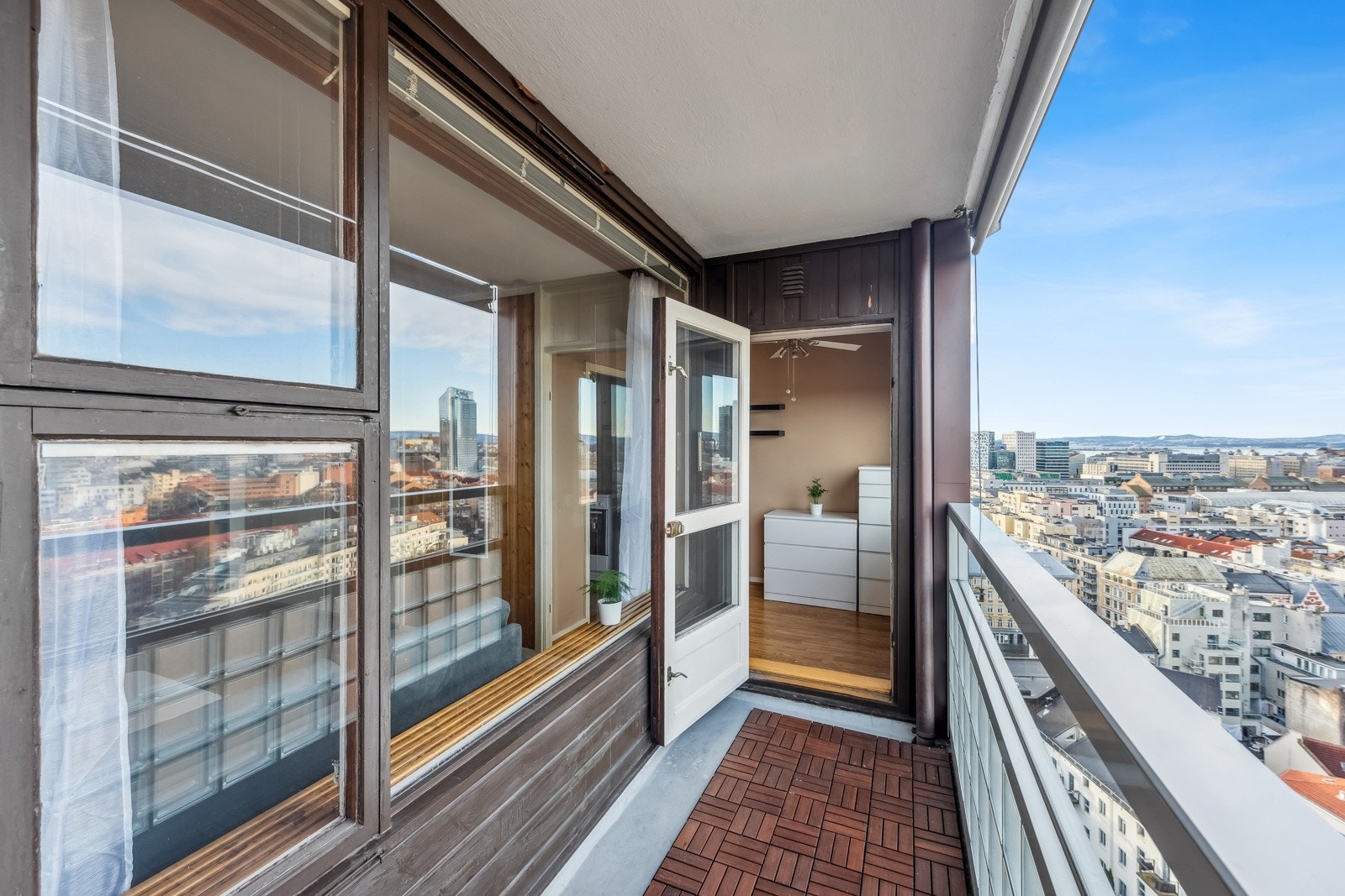 Fra balkongen ser man langt Galleribilde