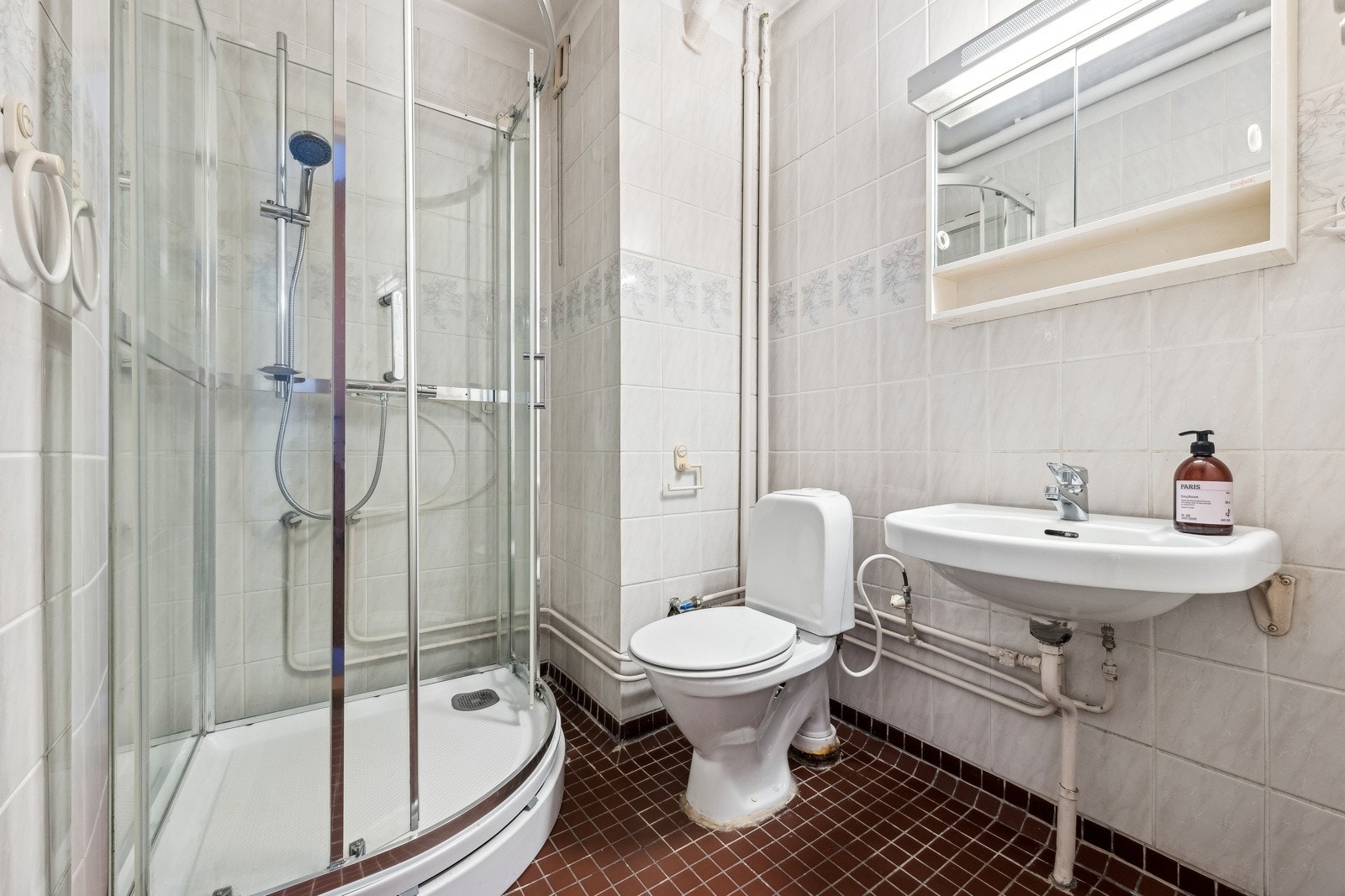 Eldre bad med dusjkabinett Galleribilde