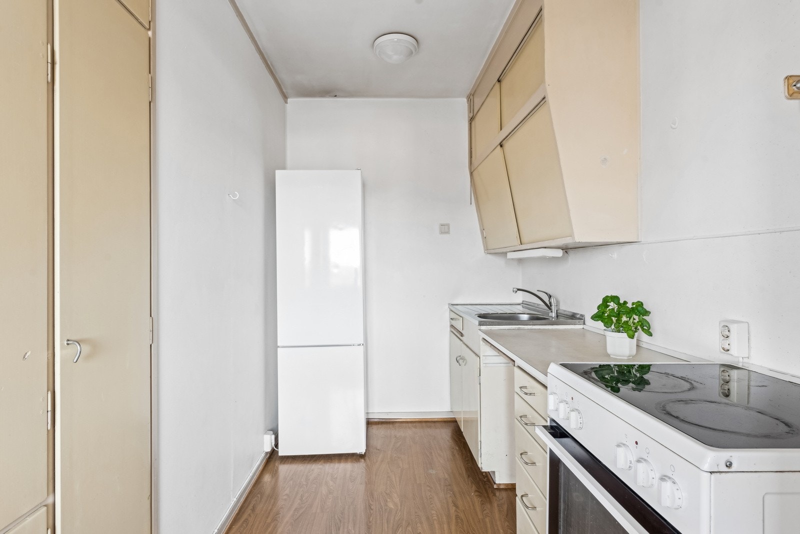 Kjøkkenet har fin, orginal innredning Galleribilde