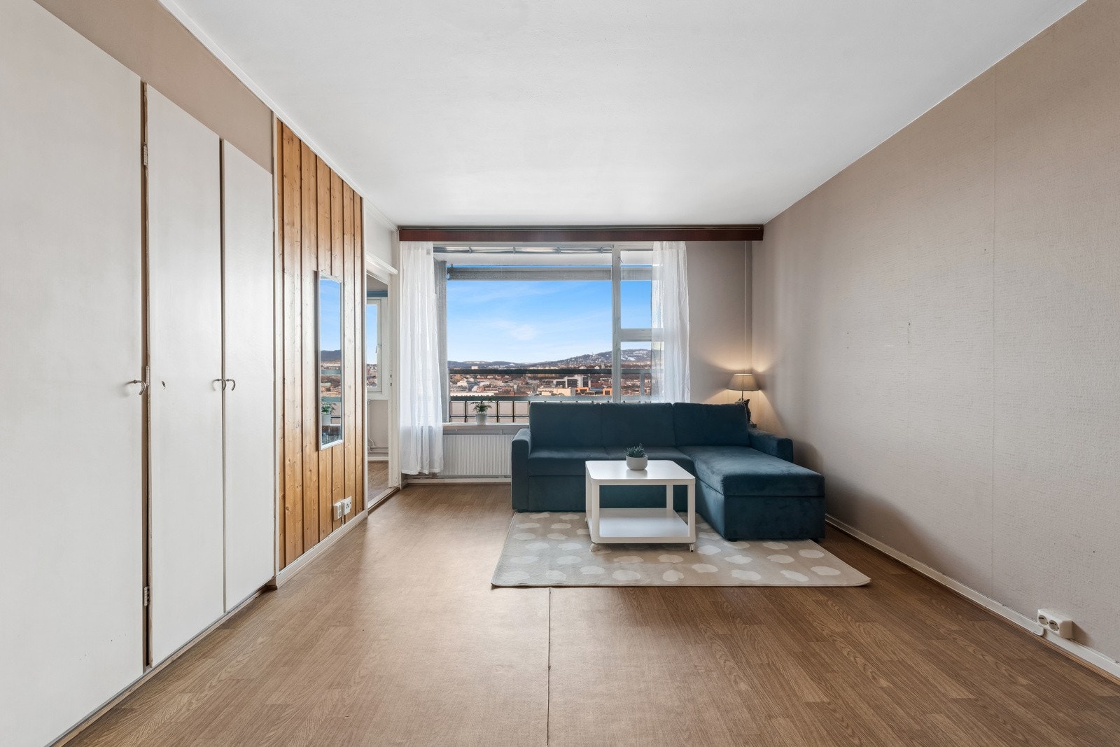 Rosmlig stue med fine, orginale innbygde skap Galleribilde