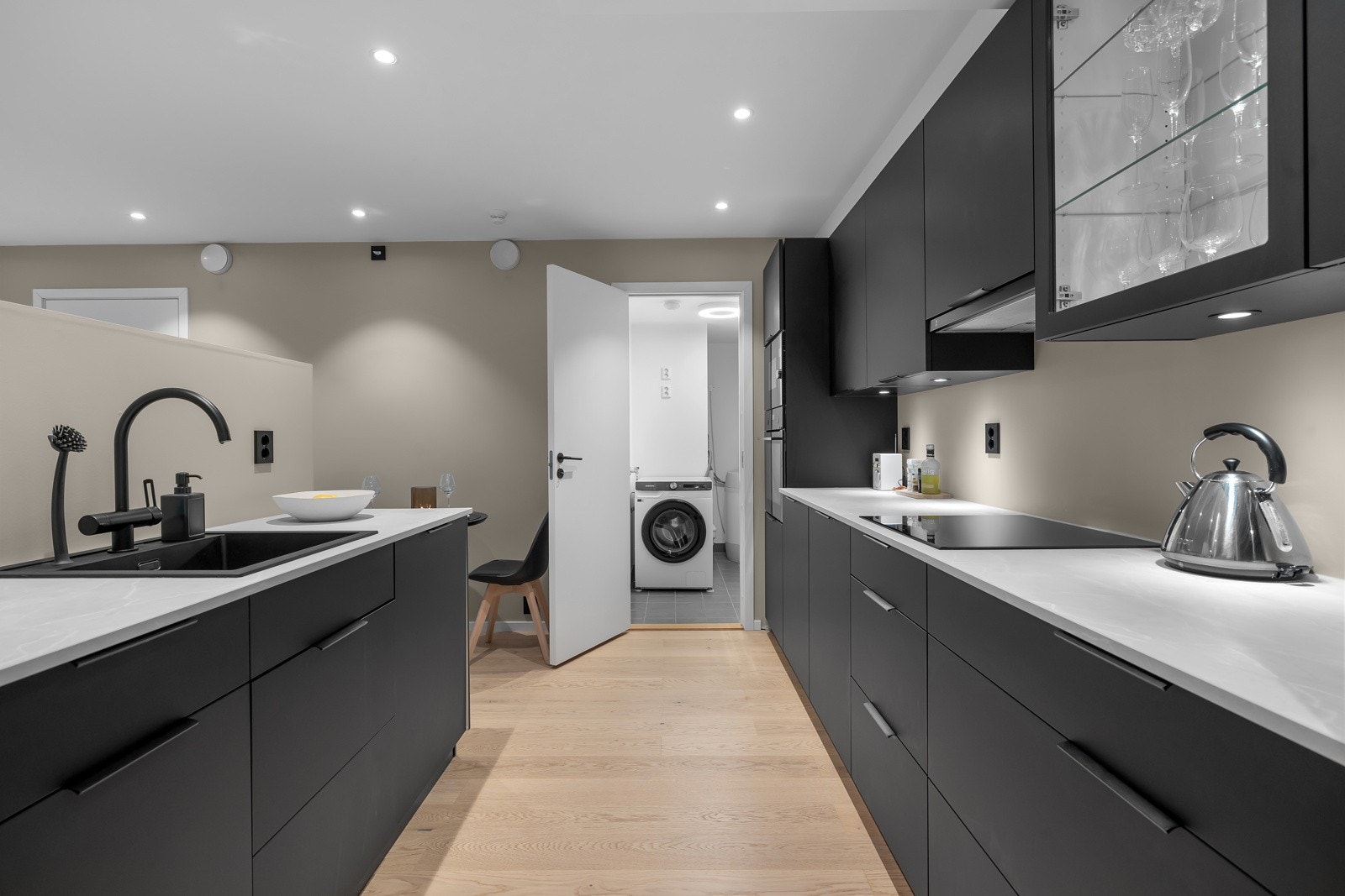 Kjøkkenet har godt med skap og bankeplass. Galleribilde