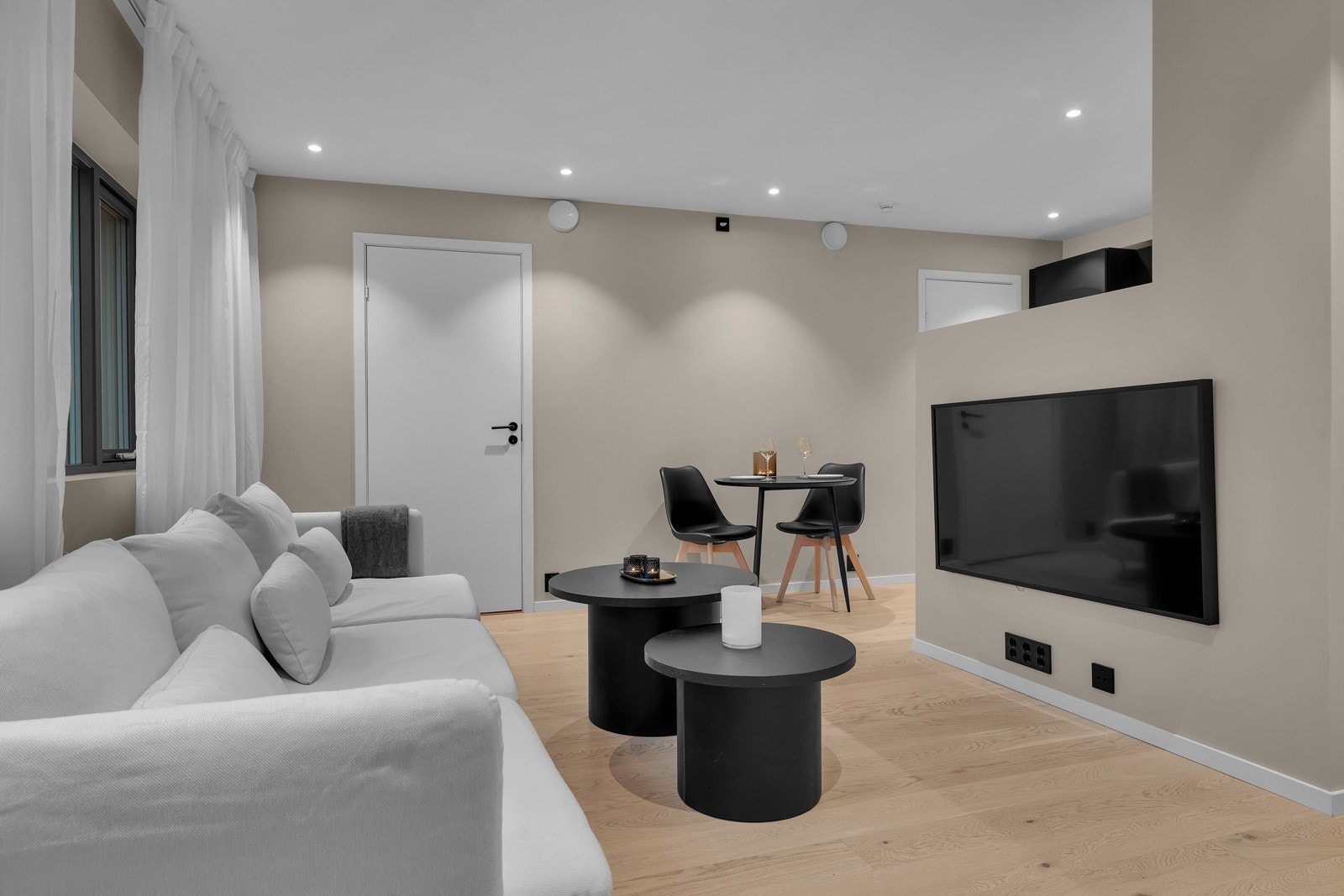 Downlights i tak. Galleribilde