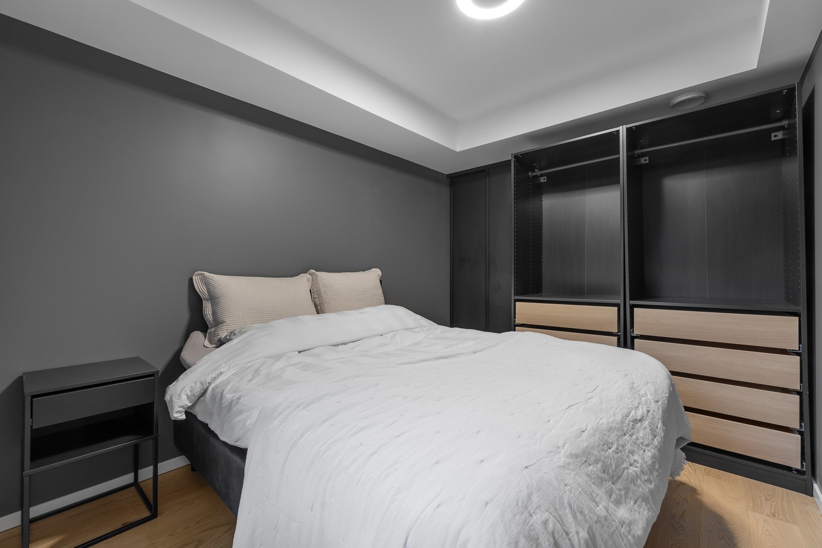 Romslig soverom. Galleribilde