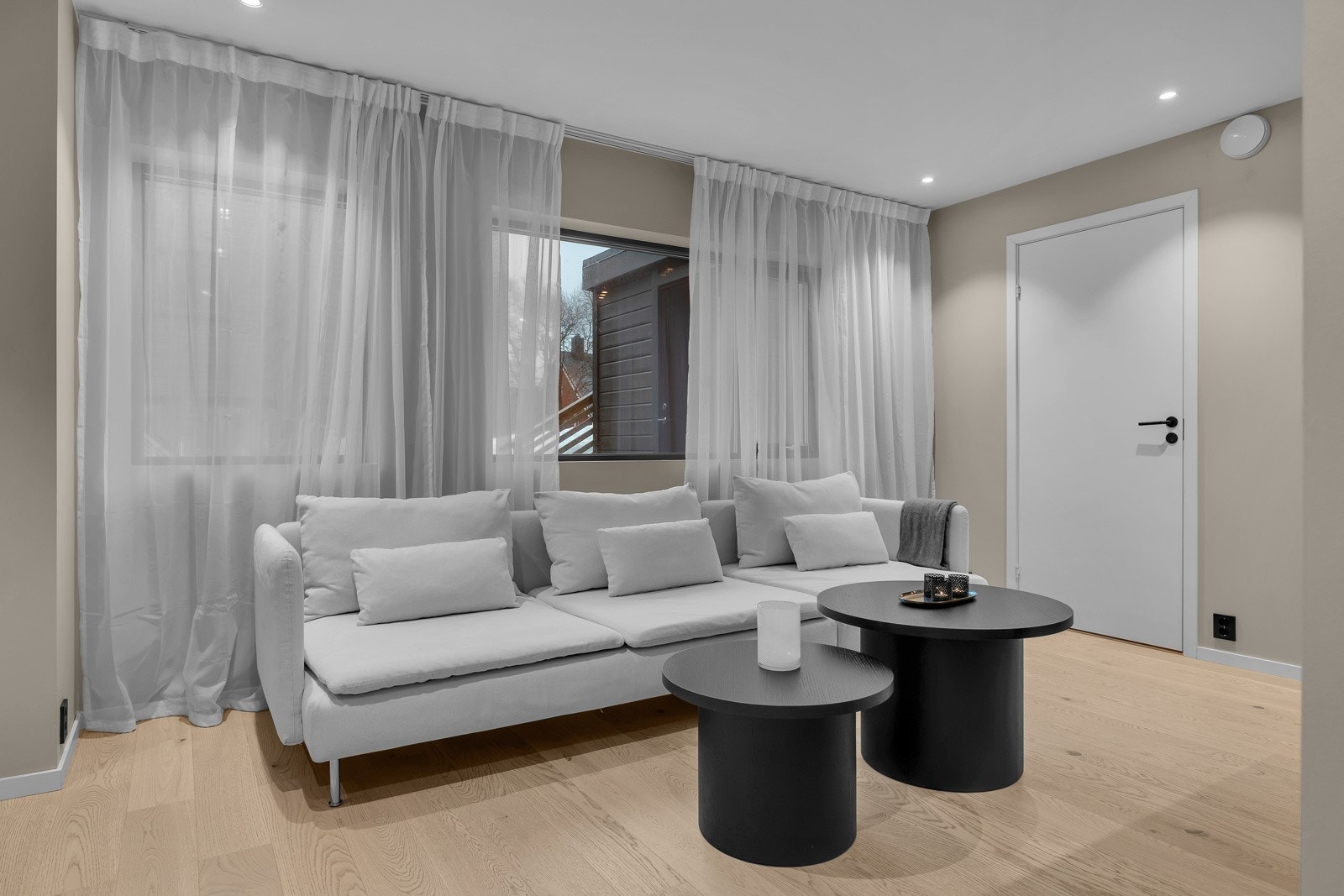 Store vindusflater som gir gode lysforhold. Galleribilde