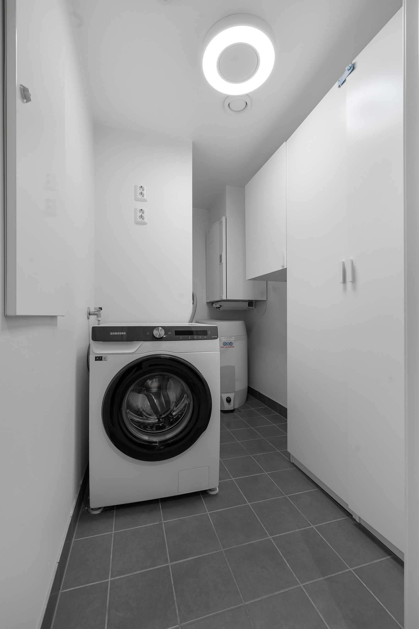 Egen innvendig bod som også benyttes som vaskerom. Egen sportbod utenfor boligen også. Galleribilde