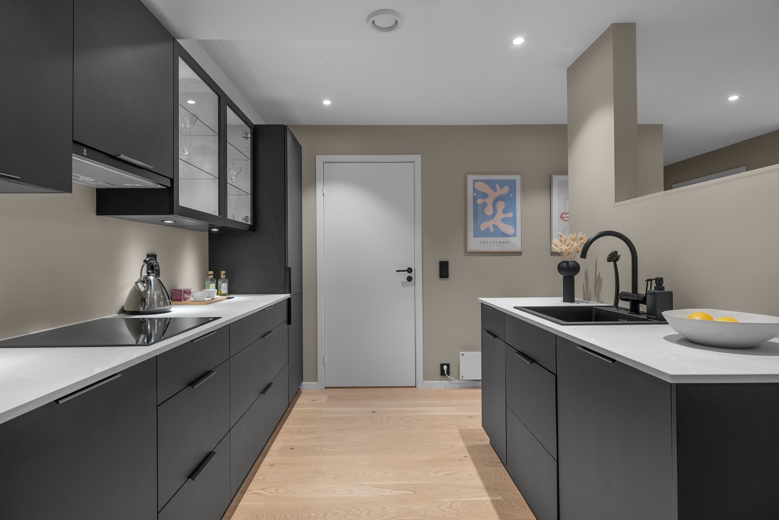 Delikat og romslig kjøkken med pene fargevalg. Galleribilde