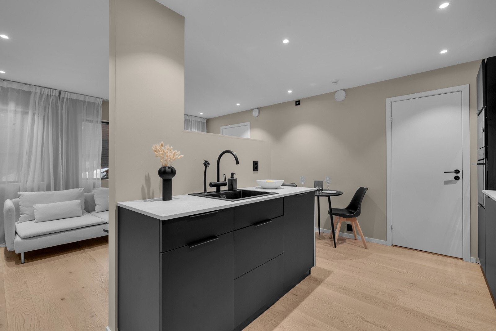 Praktisk kjøkkenøy som også deler stuen og kjøkkenet på en naturlig måte. Galleribilde