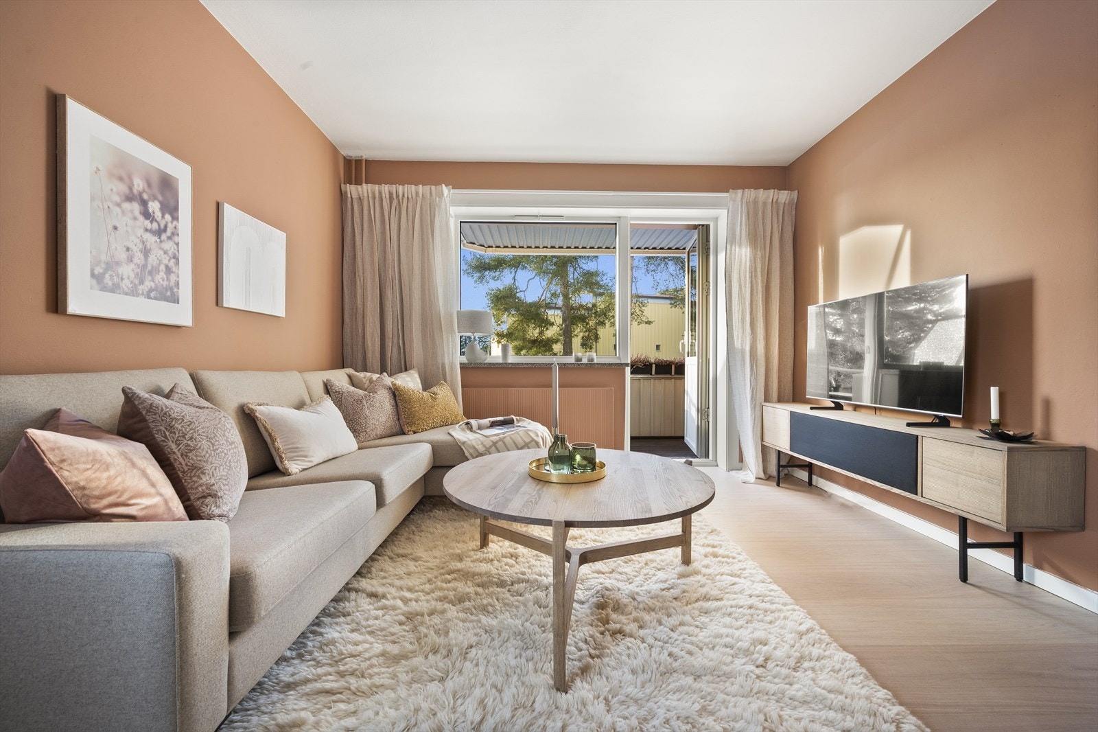 I 2024/2025 ble det lagt nytt, flott laminatgulv, og overflatene ble malt i delikate, moderne fargetoner for et friskt og stilrent preg. Galleribilde