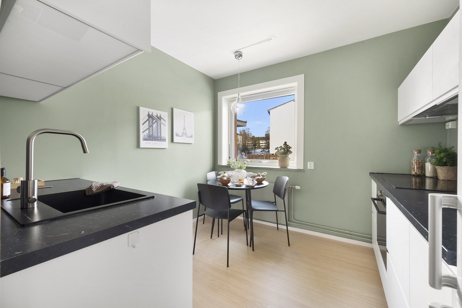 Separat, moderne kjøkken med god skap- og benkeplass, ideelt for både matlaging og oppbevaring. Galleribilde