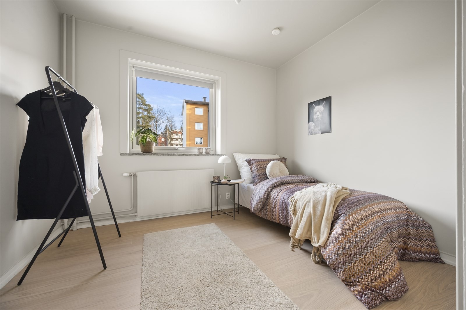 Soverom 2 er også romslig og har plass til både seng og øvrige møbler. Det er et allsidig rom som passer perfekt som barnerom, gjesterom eller hjemmekontor, tilpasset dine behov. Galleribilde