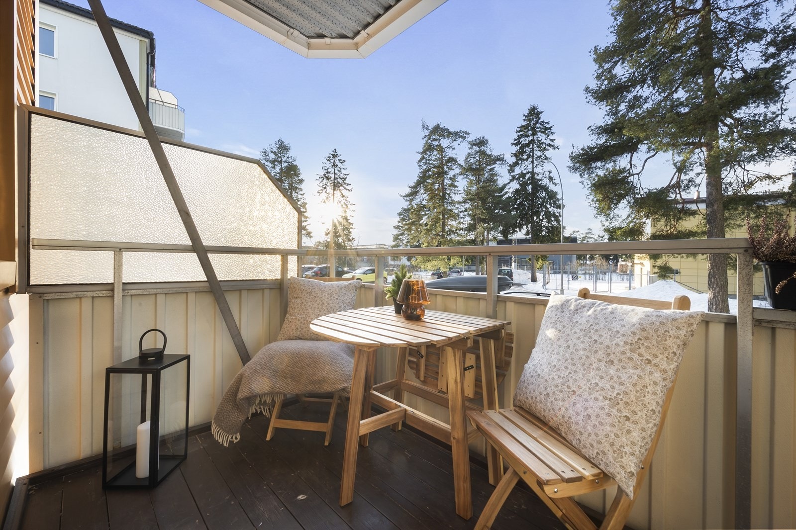 I vår- og sommerhalvåret blir balkongen en naturlig forlengelse av stuen, perfekt for hyggelige stunder med familie og venner. Galleribilde