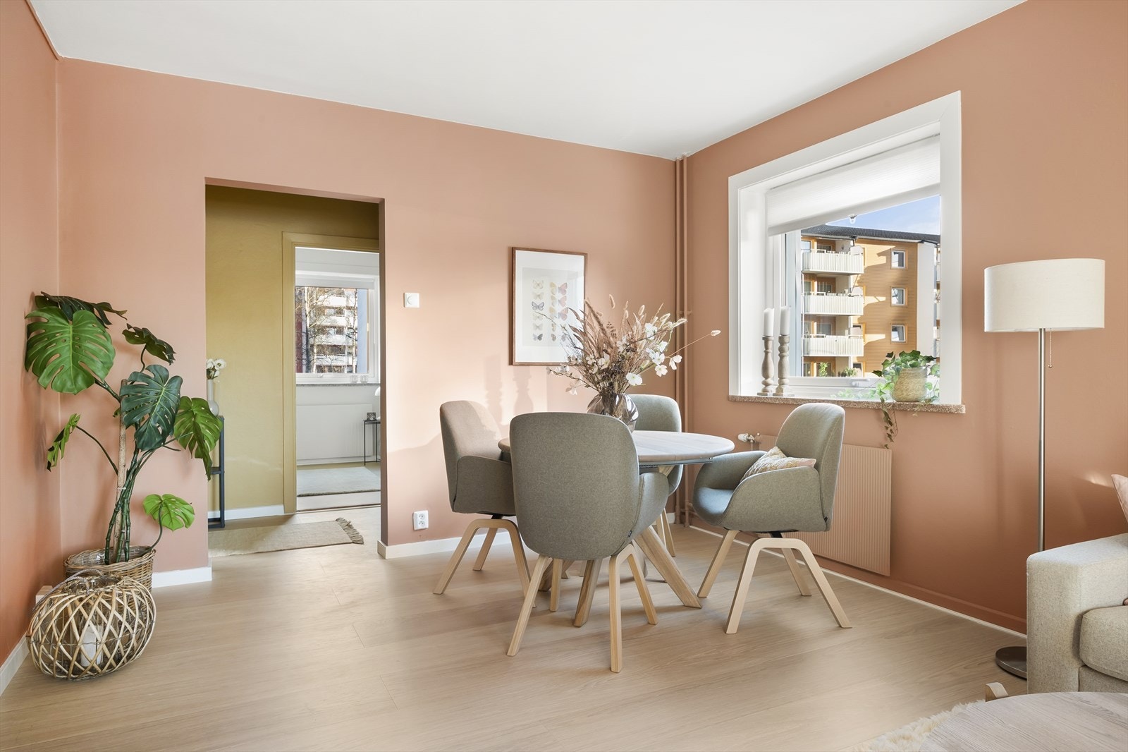 Stuen byr på rikelig med plass til et koselig spisebord, perfekt for måltider og samvær. Galleribilde