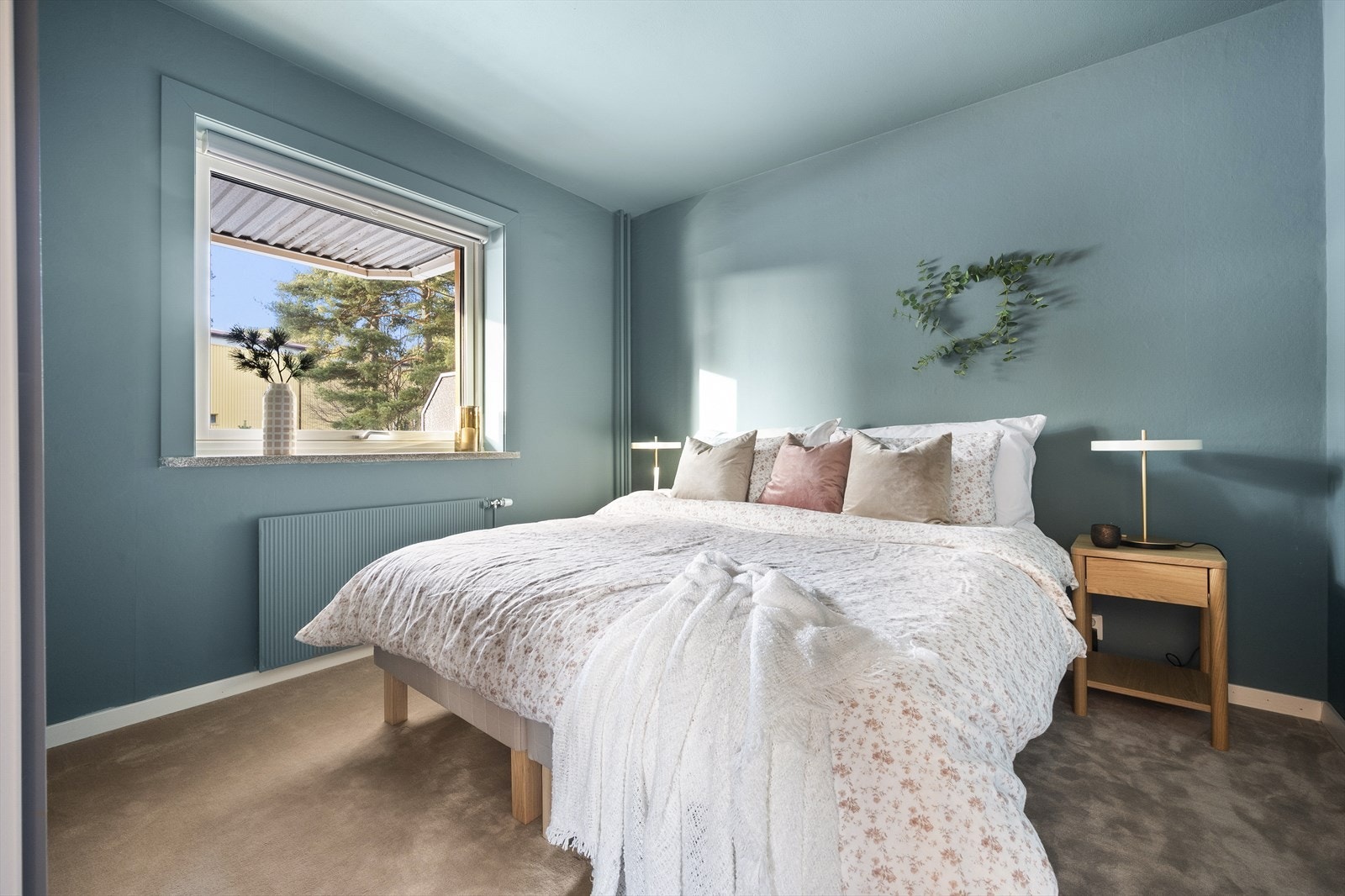 Hovedsoverommet er romslig, med plass til dobbeltseng, nattbord og tilhørende møbler. Soverommet er utstyrt med et mykt vegg-til-vegg-teppe, som gir en varm og komfortabel følelse. Galleribilde