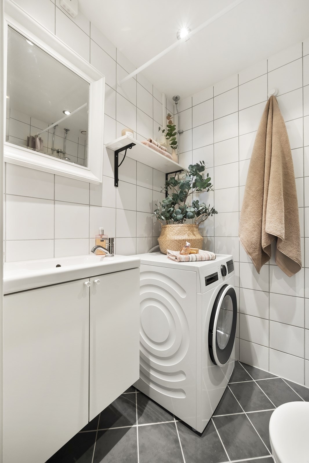 Badet er innredet med klosett, servant på stilren innredning og dusjplass med hjørnevegger. Det er også opplegg for vaskemaskin og mekanisk ventilasjon for et godt inneklima. Galleribilde