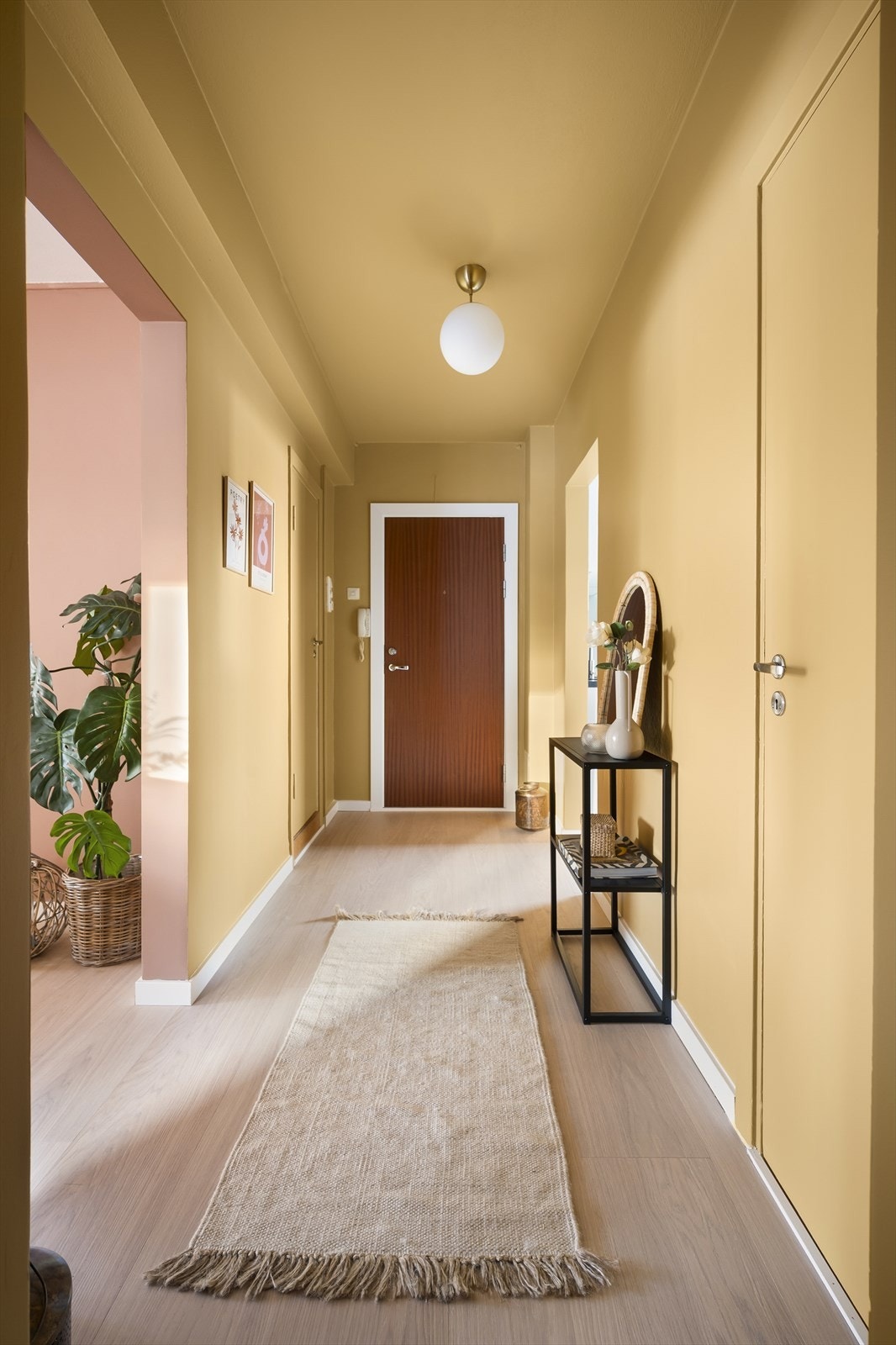 Leiligheten har en innbydende entré som gir et umiddelbart godt førsteinntrykk. Galleribilde