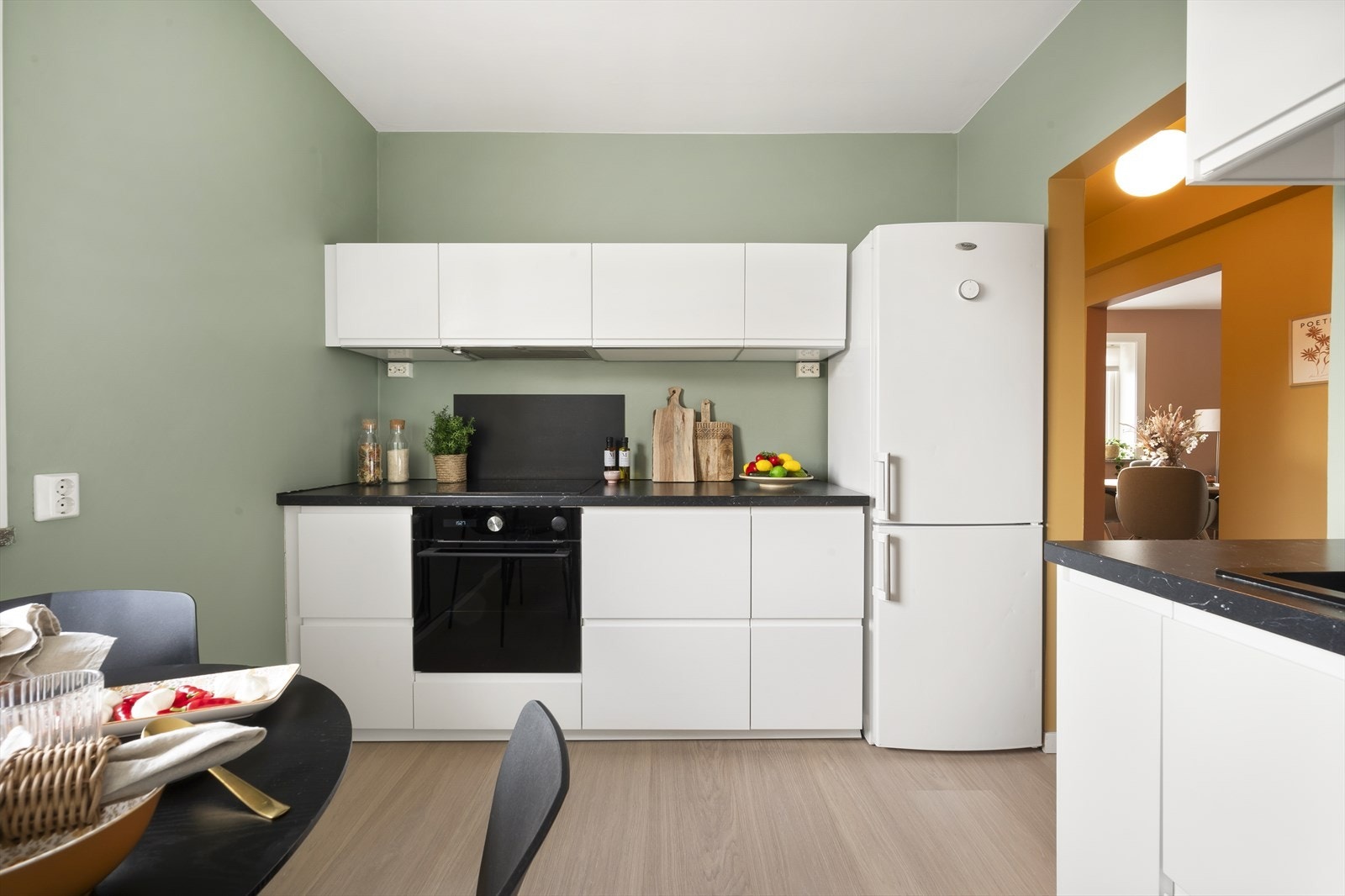 Det er utstyrt med integrert platetopp, oppvaskmaskin og stekeovn, samt komfyrvakt og Waterguard for økt sikkerhet. Galleribilde