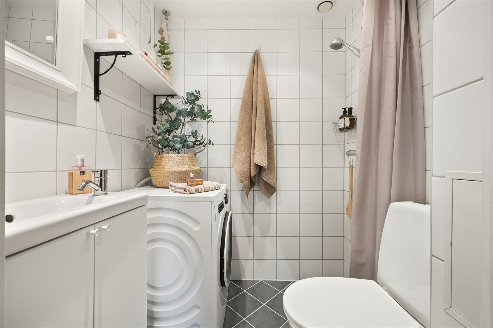 Pent flislagt baderom med innfelte downlights og elektrisk gulvvarme. Galleribilde