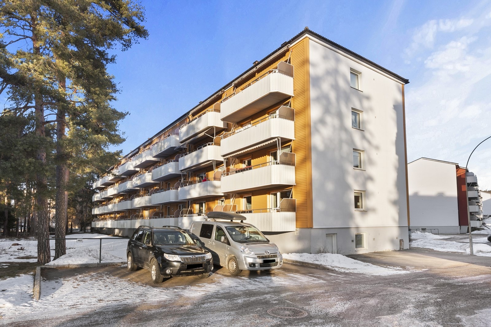 Borettslaget disponerer over 300 parkeringsplasser som leies ut etter venteliste. Styret fordeler plassene basert på denne listen. Galleribilde