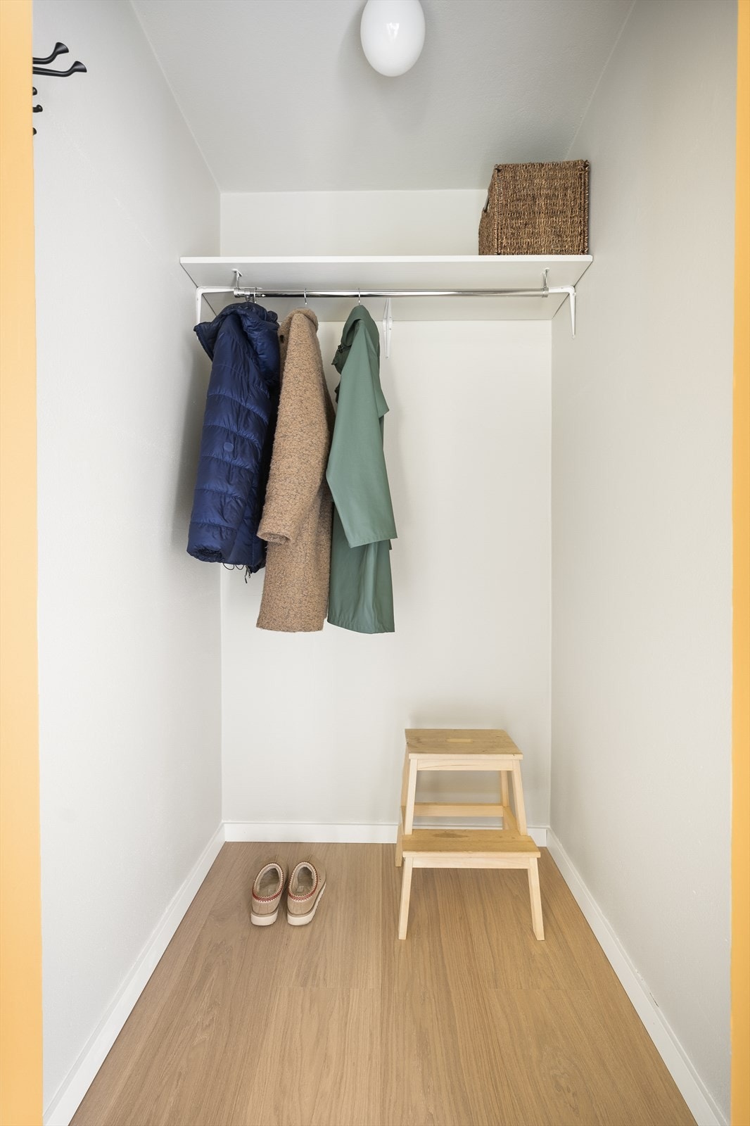 Her er det god plass til å henge fra seg yttertøy og sette sko i en romslig garderobe, som gir et praktisk og ryddig inngangsparti. Galleribilde
