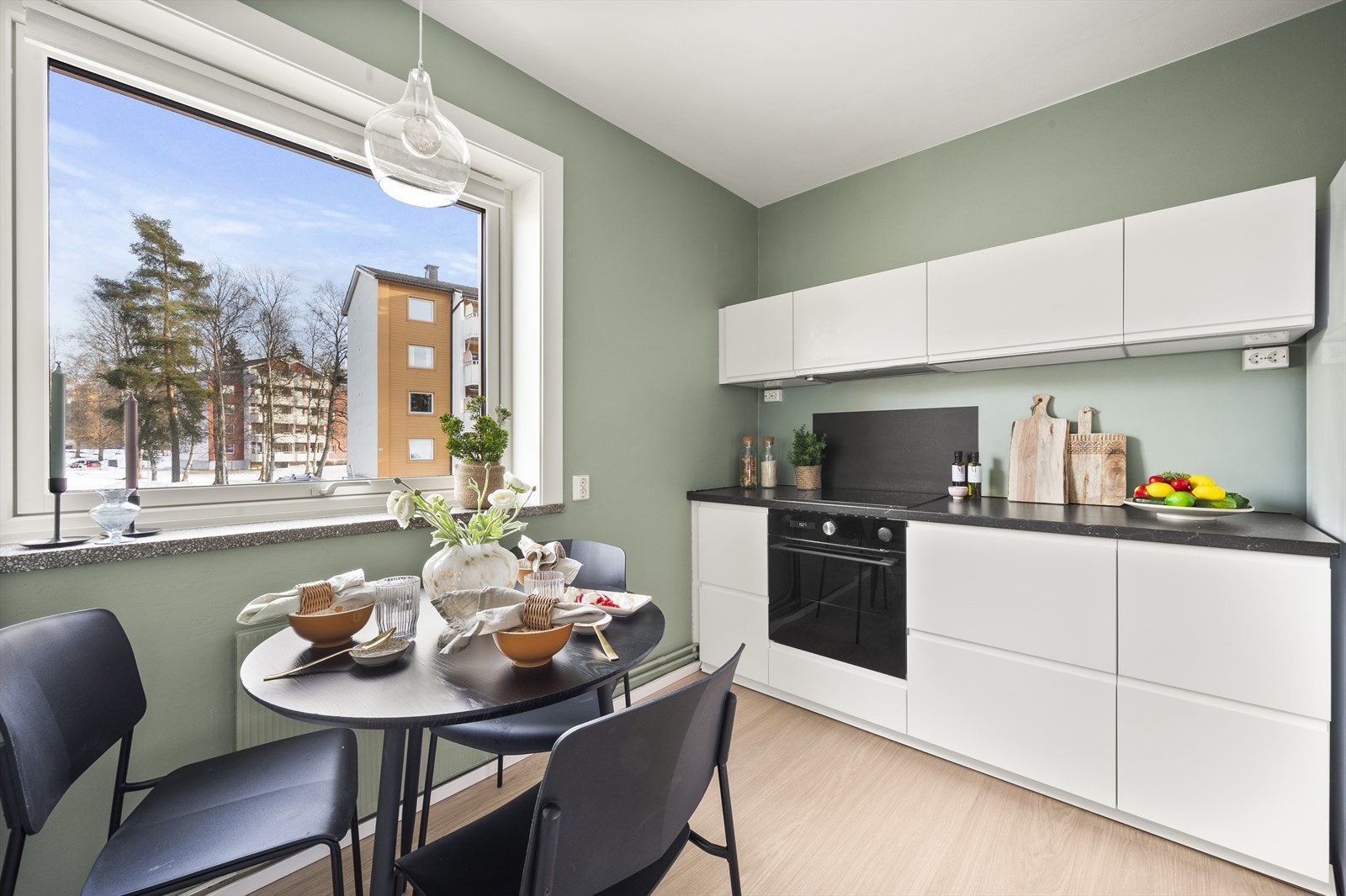 Kjøkkenet har stilrene, glatte fronter og en slitesterk laminert benkeplate med nedfelt vaskekum. Galleribilde