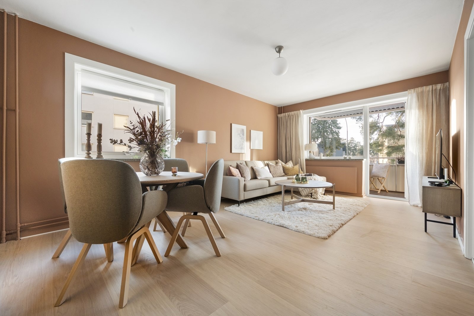 Velkommen til Vetlandsveien 69D! Dette er en innbydende 3-roms leilighet, som ligger i et velholdt borettslag i et barnevennlig og ettertraktet område. Galleribilde