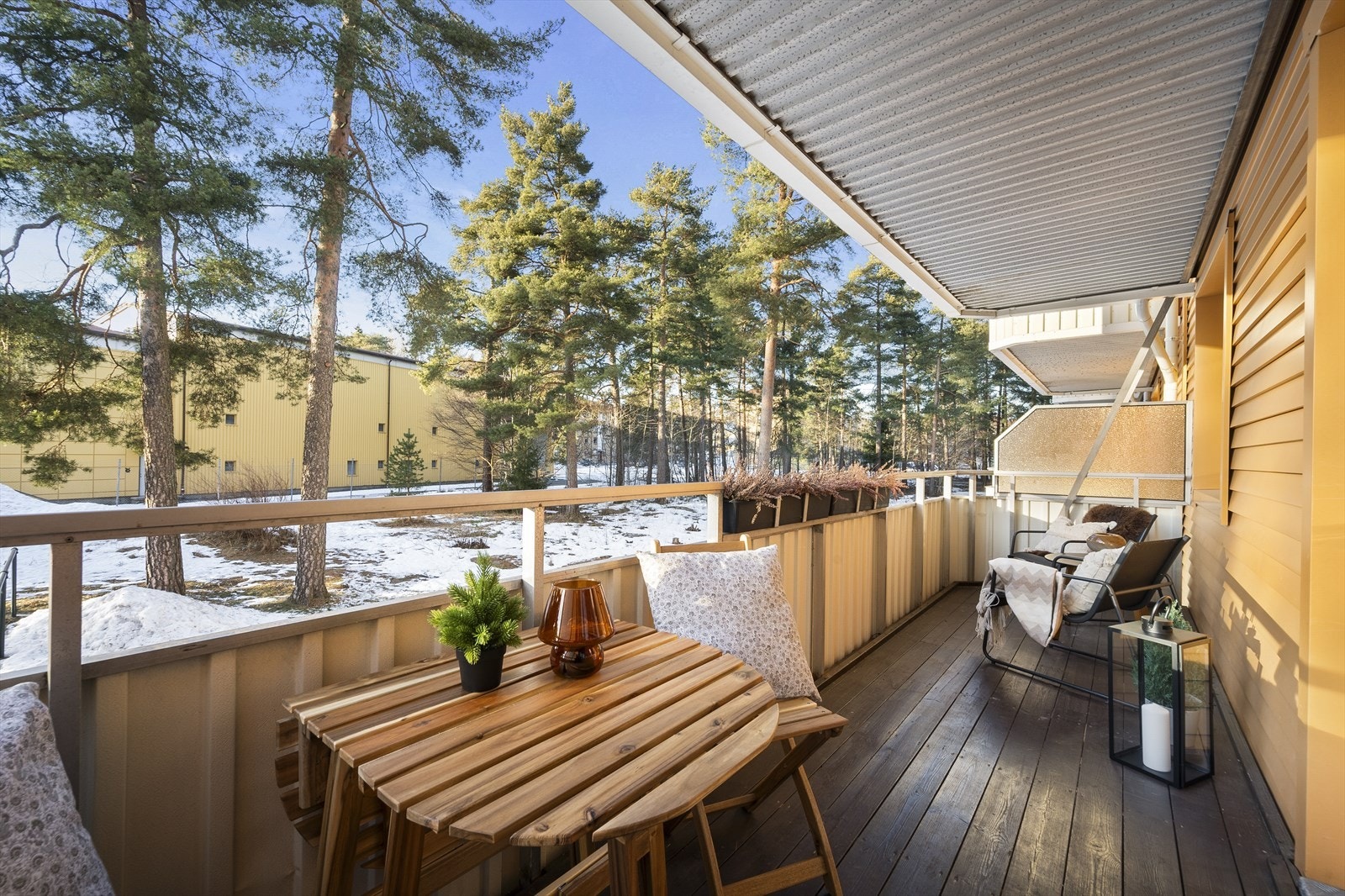 Her kan du enkelt skape en koselig uteoase med utemøbler, beplantning og en gassgrill. Galleribilde