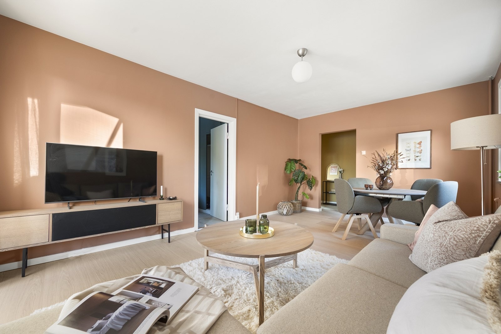 Planløsningen åpner opp for flere møbleringsmuligheter med god plass til sofagruppe, TV-møbler og spisebord med tilhørende stoler. Galleribilde