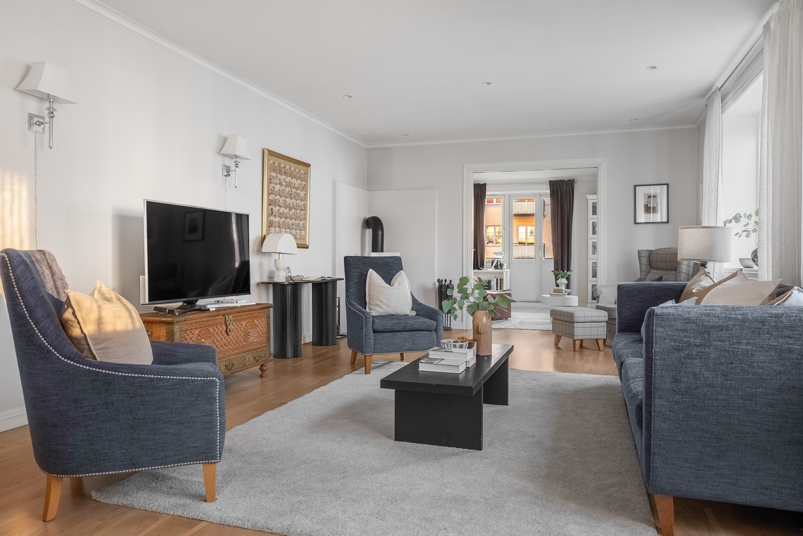 Leiligheten byr på sjarm, karakter og en unik atmosfære, med tre stuer på rad som skaper en luftig og elegant romfølelse. Galleribilde