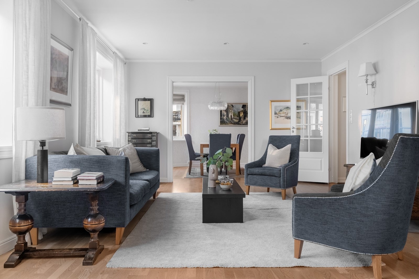 Rommets utforming understreker en sosial sone med plass til flere gjester. Galleribilde