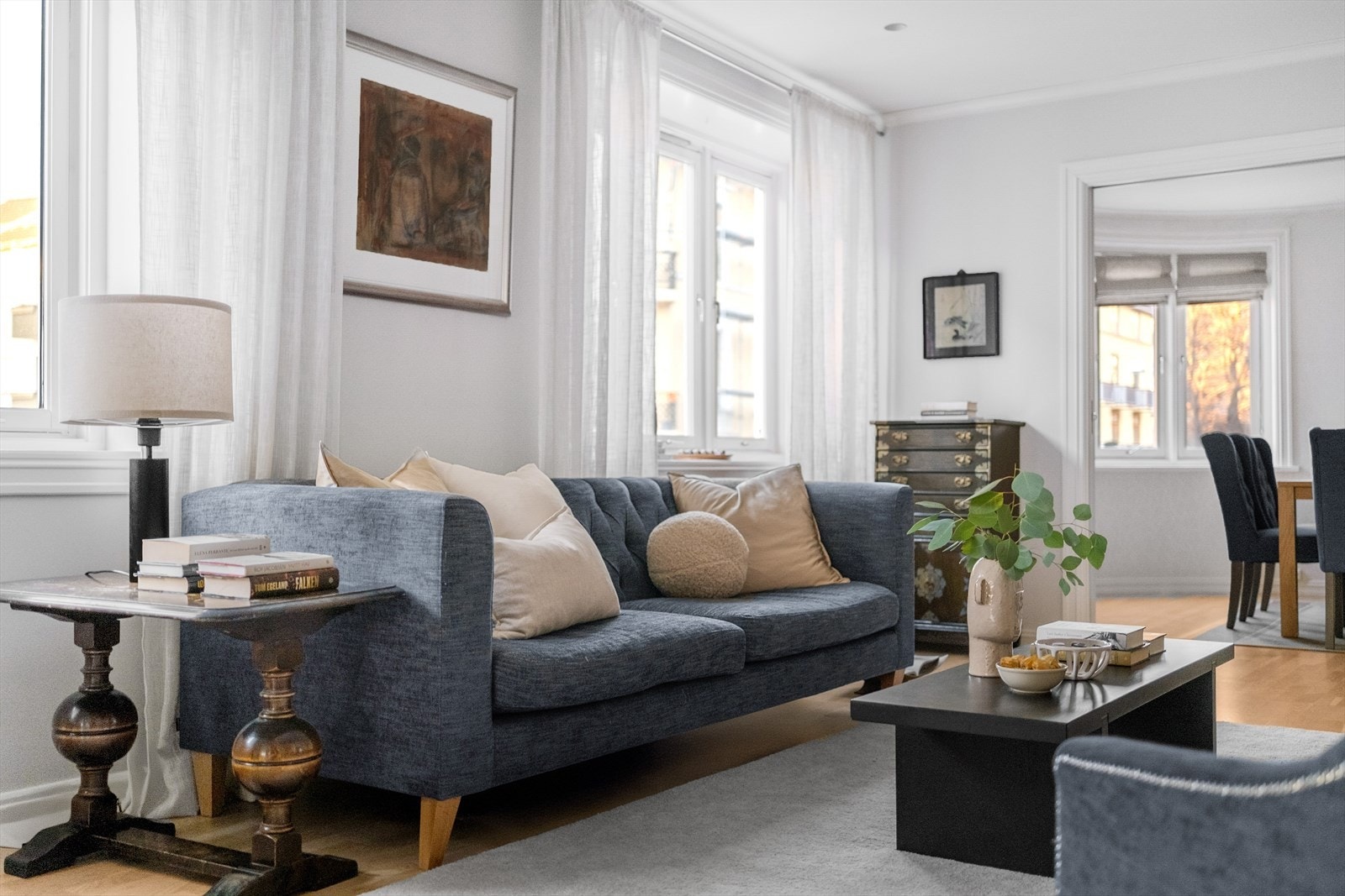 Store vindusflater som gir rikelig med naturlig luft og lys. Galleribilde