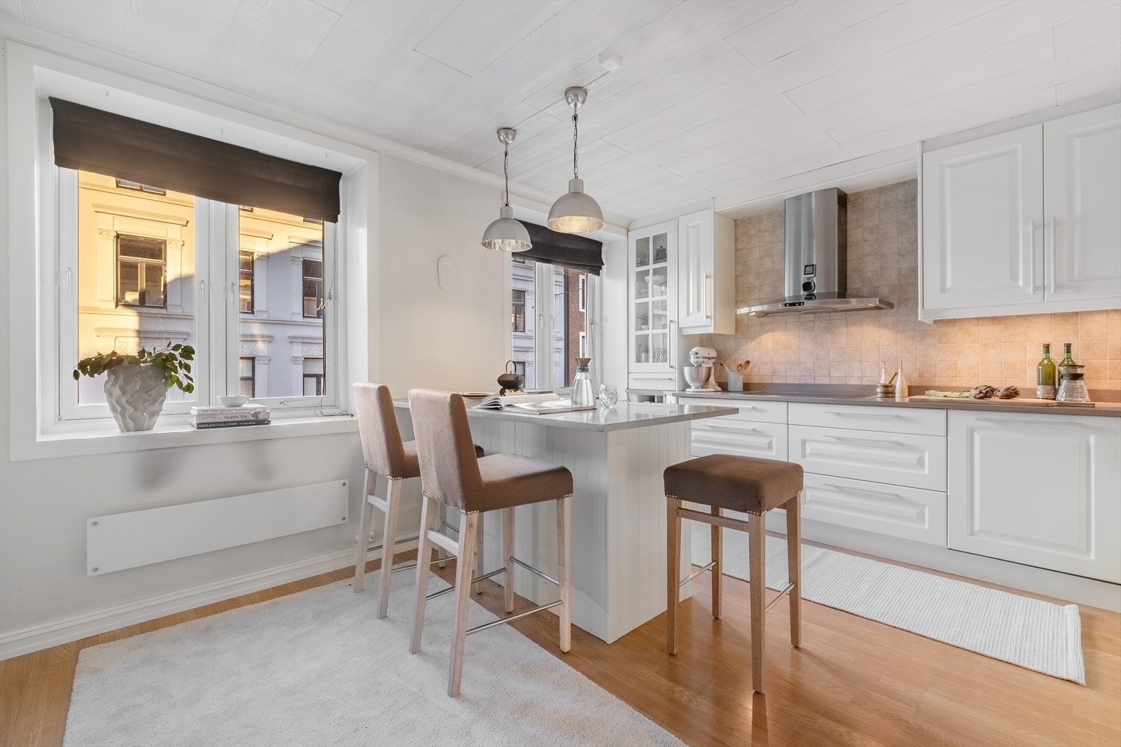 Praktisk kjøkkenøy med barløsning. Galleribilde