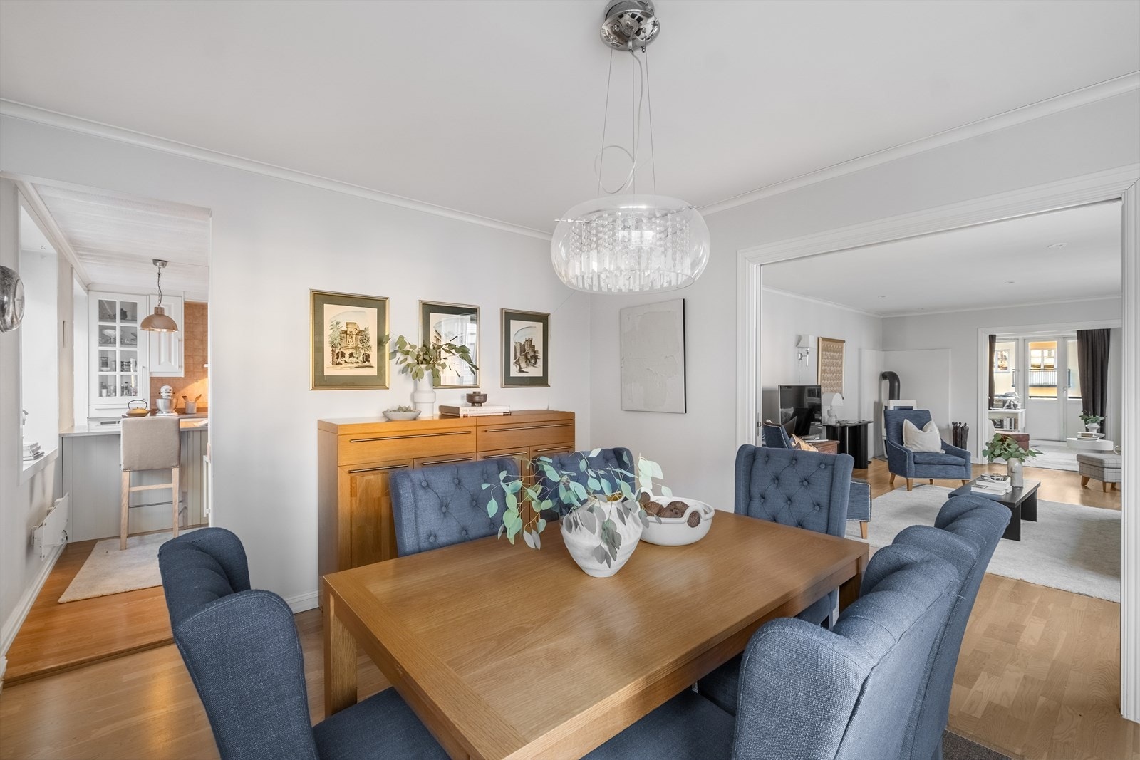 Romslig spisestue med rikelig plass til selskaper. Galleribilde