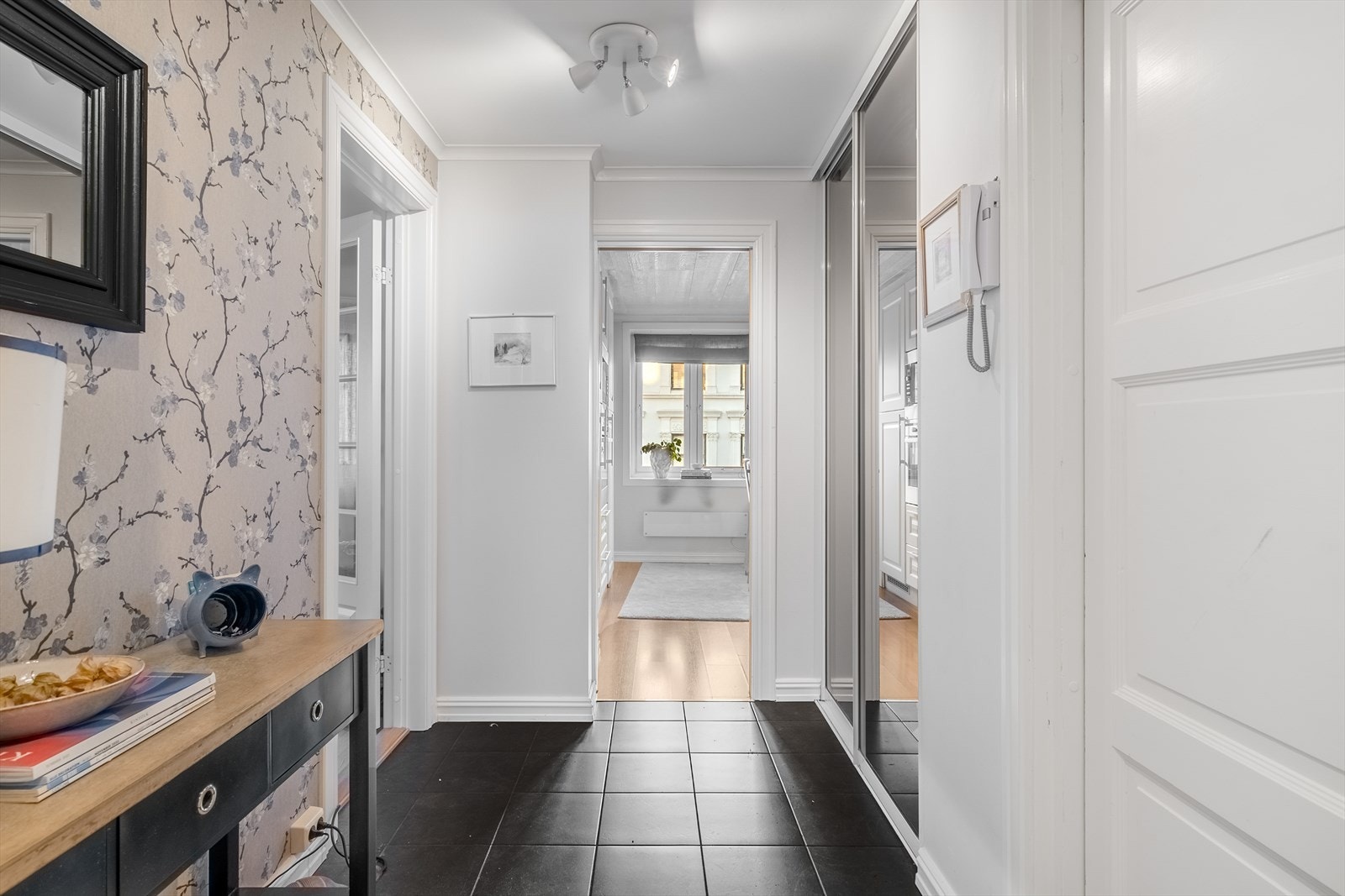 Velkommen inn! En lys og innbydende entré som gir et godt førsteinntrykk av leiligheten. Galleribilde