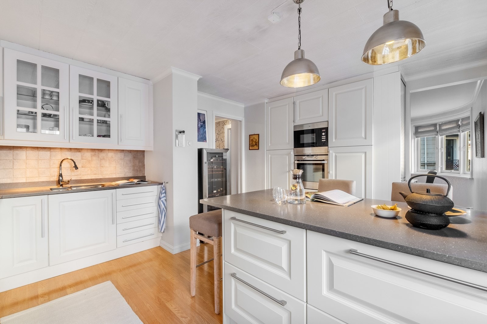 Integrert induksjonstopp, stekeovn, micro og oppvaskmaskin. Kullfilterventilator over kokeplass. Galleribilde