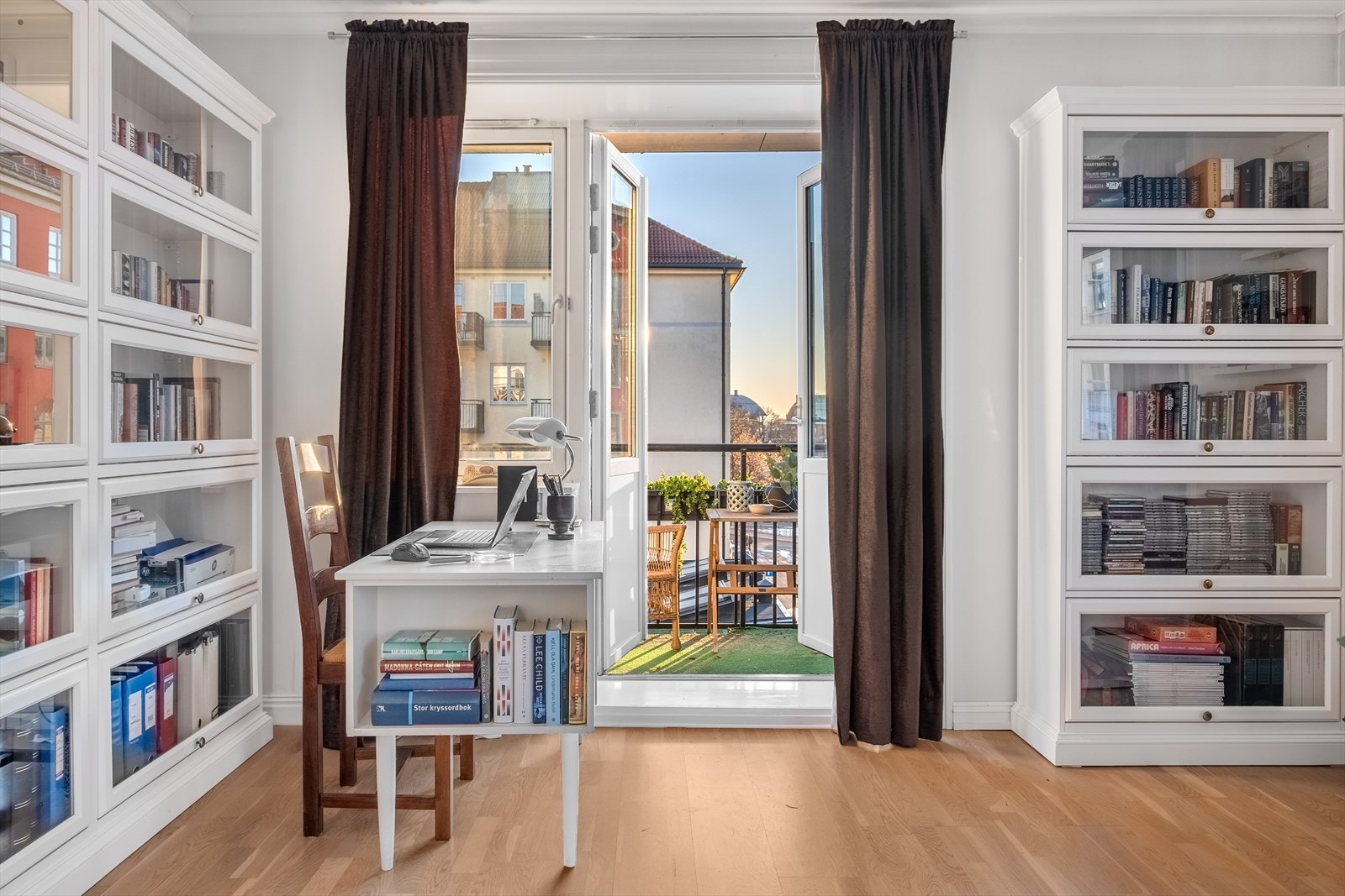 Leiligheten har en inviterende balkong med utgang/adkomst fra kontor/soverom II. Galleribilde