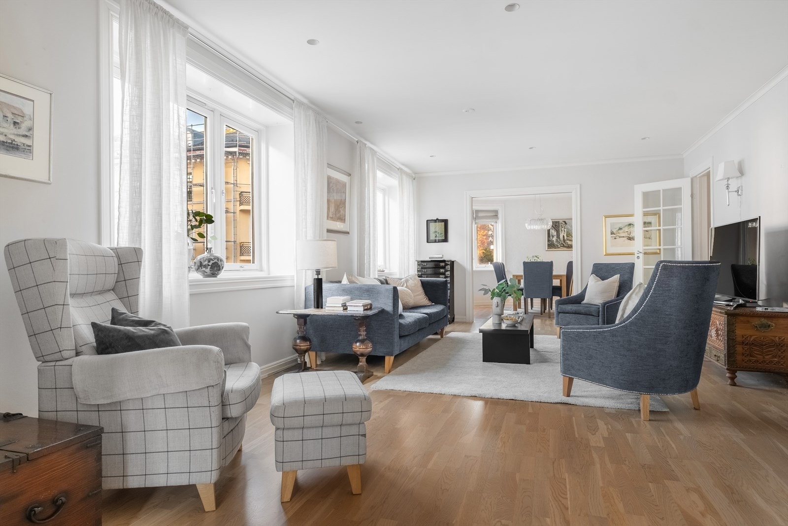 Hjertet i leiligheten er den flotte midtstuen med god plass til sofagruppe med tilhørende møblement. Galleribilde