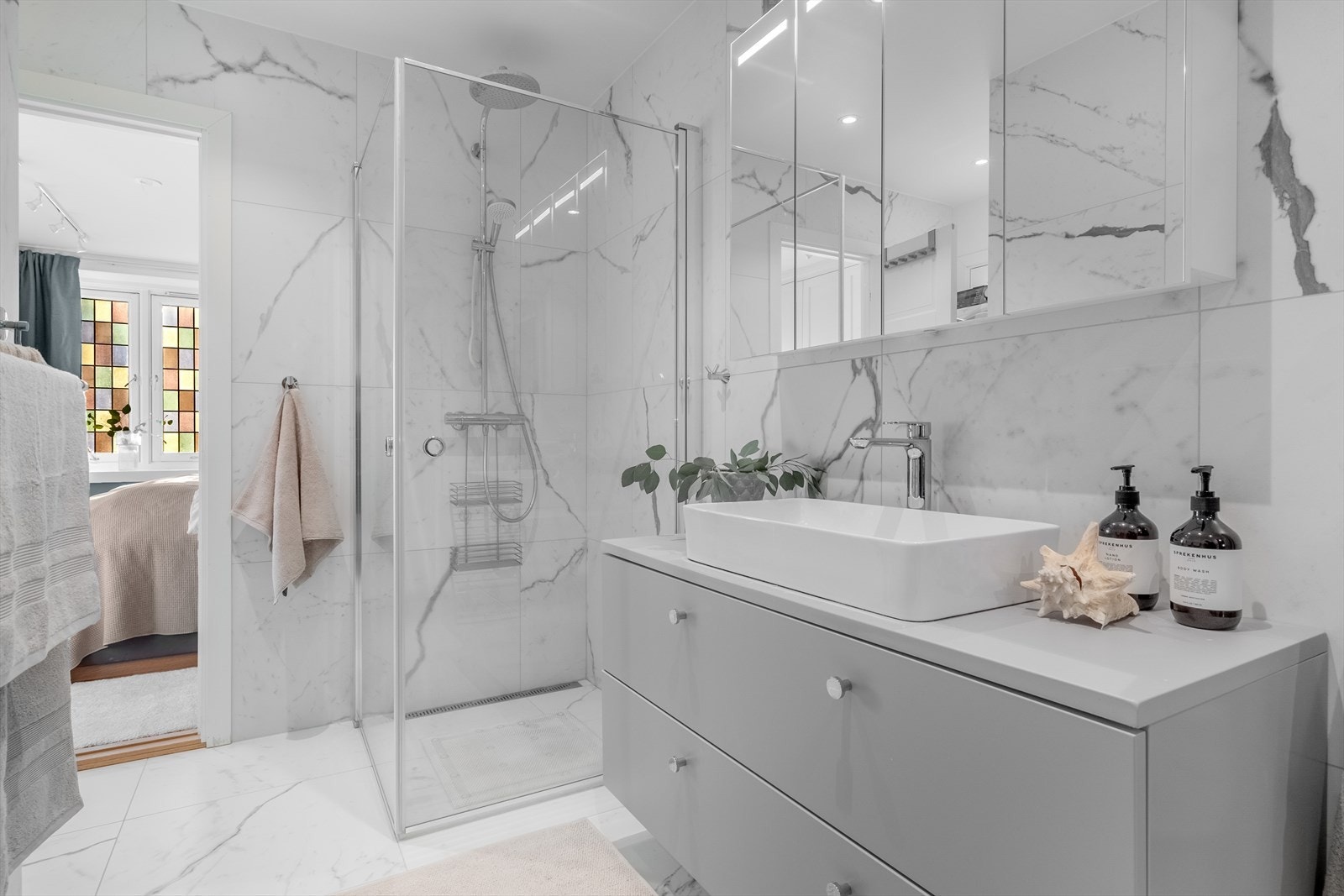 Flislagt baderom fra 2018/2019 med varme i gulvet og downlights i himling. Galleribilde