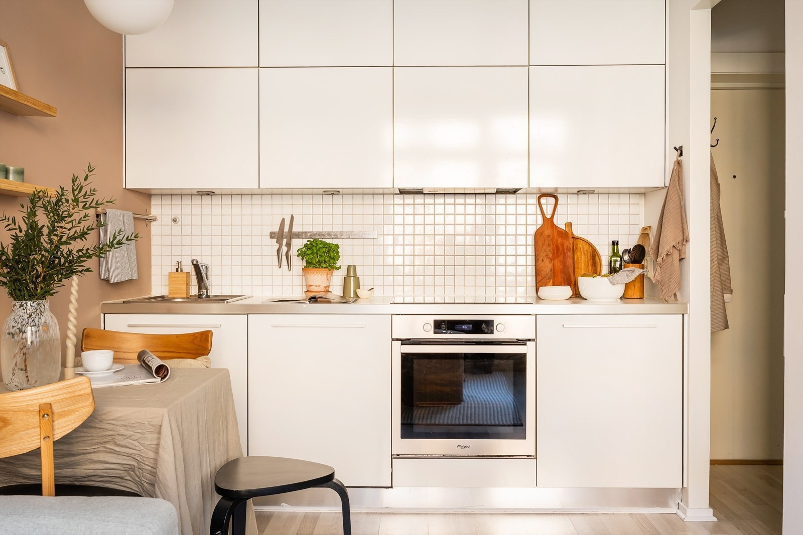 Godt med skapplass på kjøkkenet, samt har du innredning bestående av b.la. laminat benkeplate, integrert koketopp, stekeovn, oppvaskmaskin og kjøleskap. Galleribilde