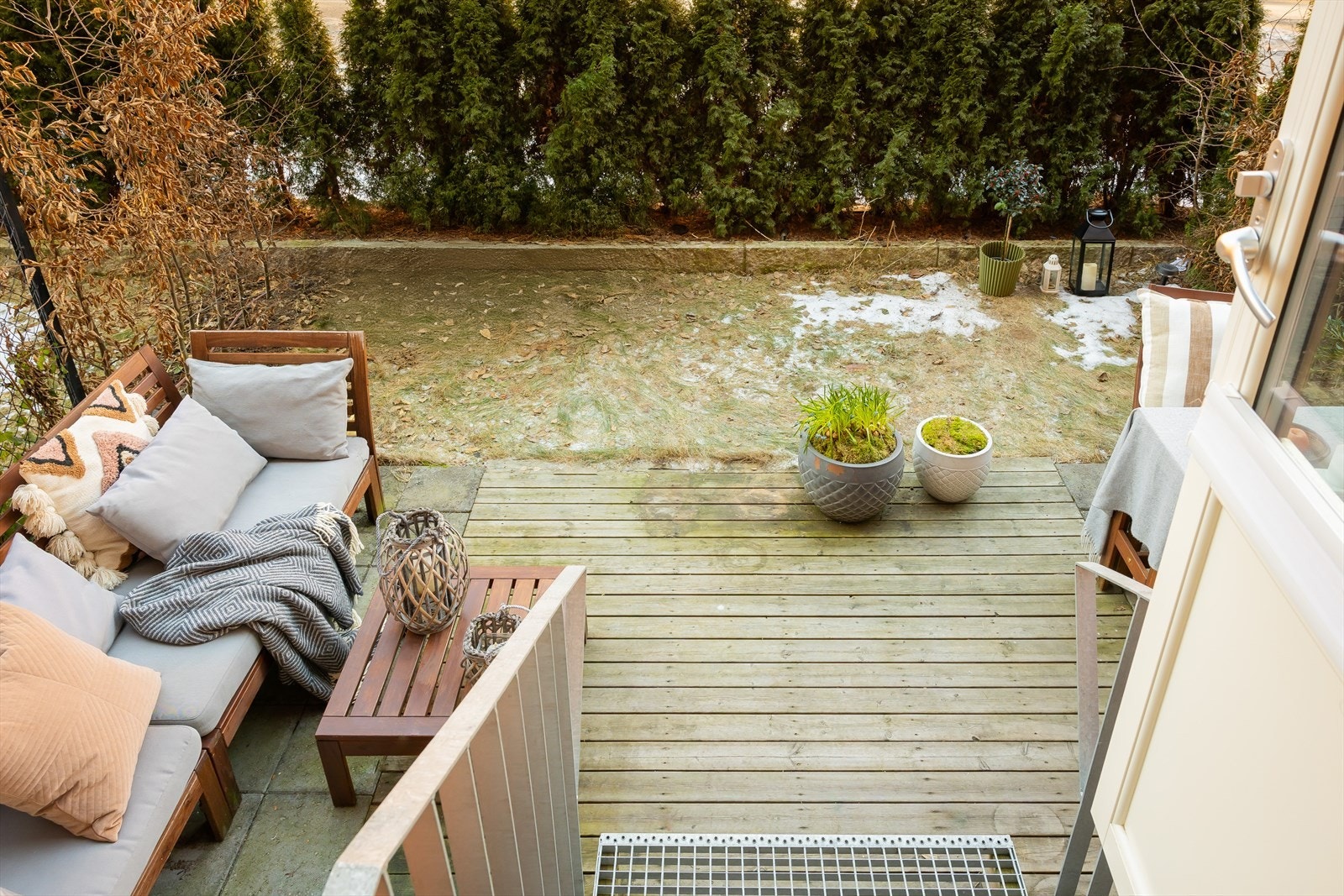 Fra stuen har man adkomst til en svært hyggelig markterrasse og hage med flotte solforhold Galleribilde