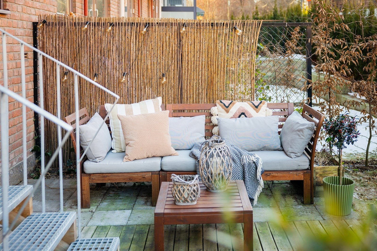 Her har du god plass til loungeløsninger, spisebord og tilhørende utemøblement Galleribilde