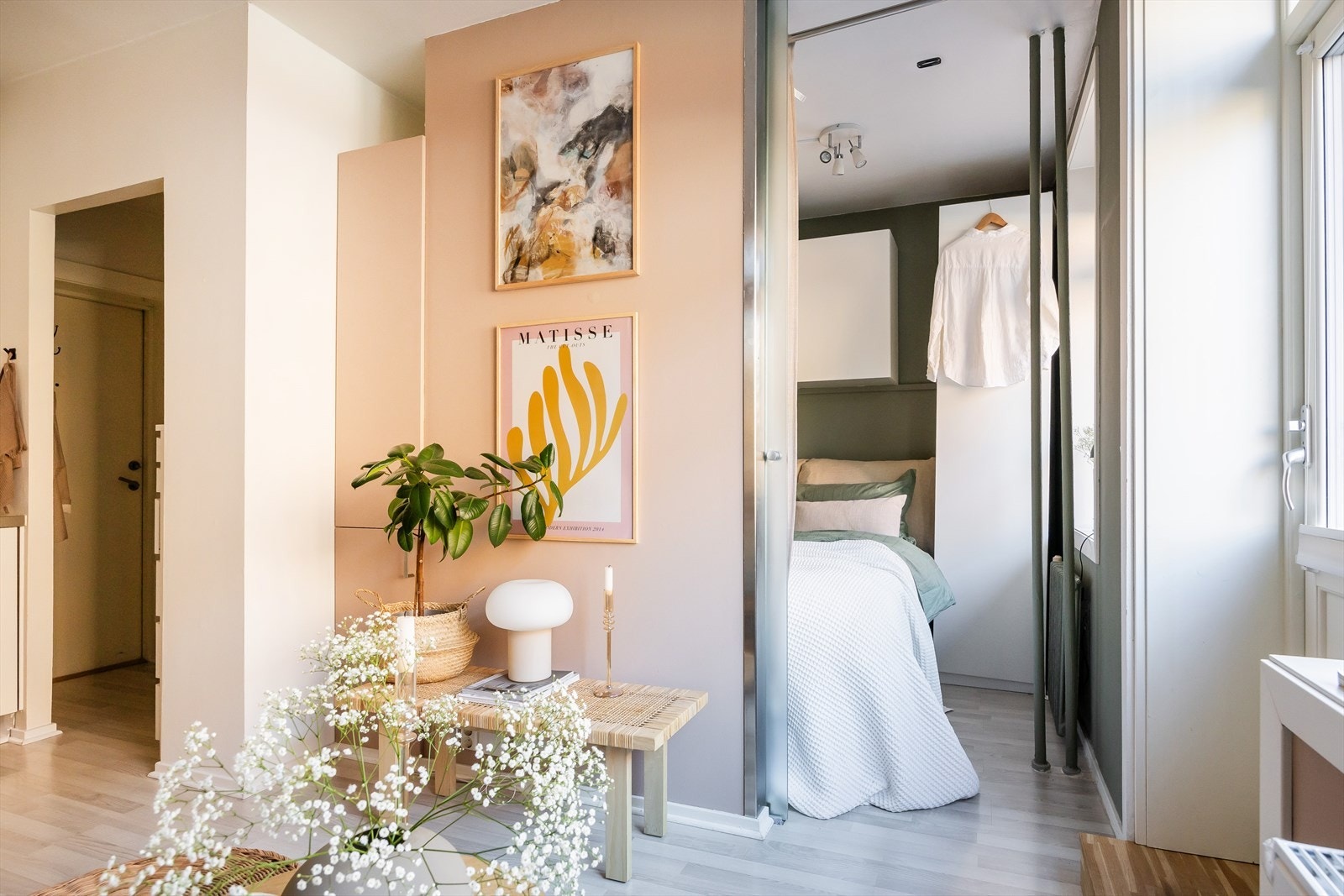 I tilknytning til stuen finner man soverommet hvor det er plass til dobbeltseng. Galleribilde