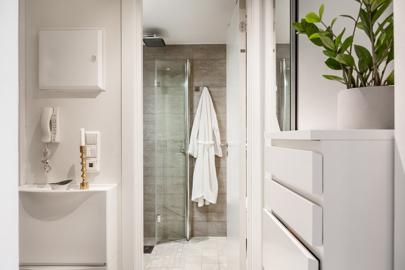 Innbydende entré med plass til oppbevaring av yttertøy Galleribilde