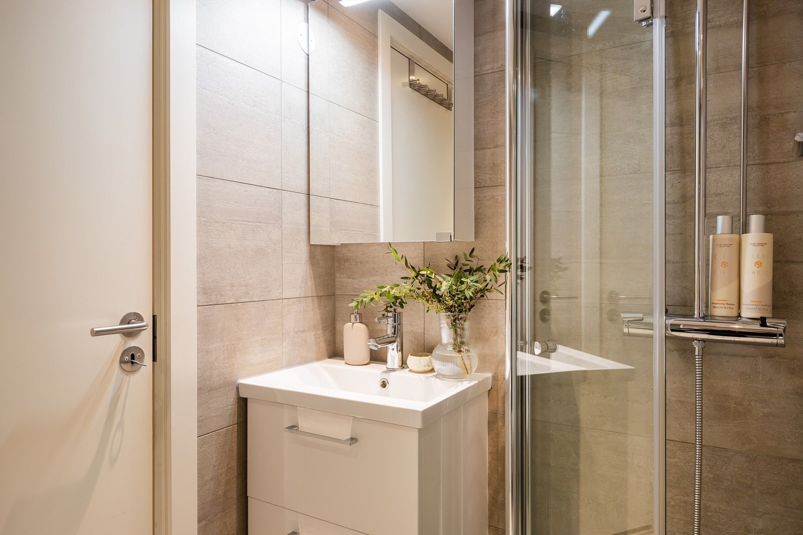 Badet har godt med oppbevaringsplass i speilskap over servant og i underskap. Galleribilde