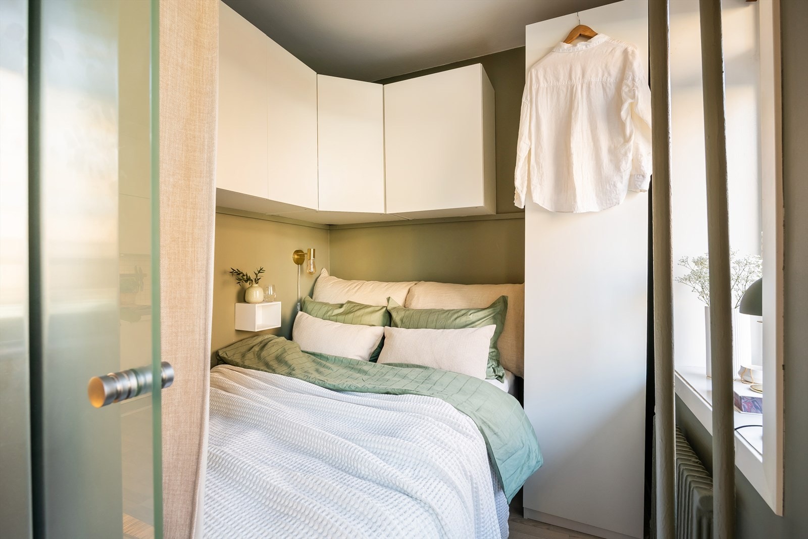 God oppbevaringsplass i garderobeskap, samt skap over sengen. Galleribilde